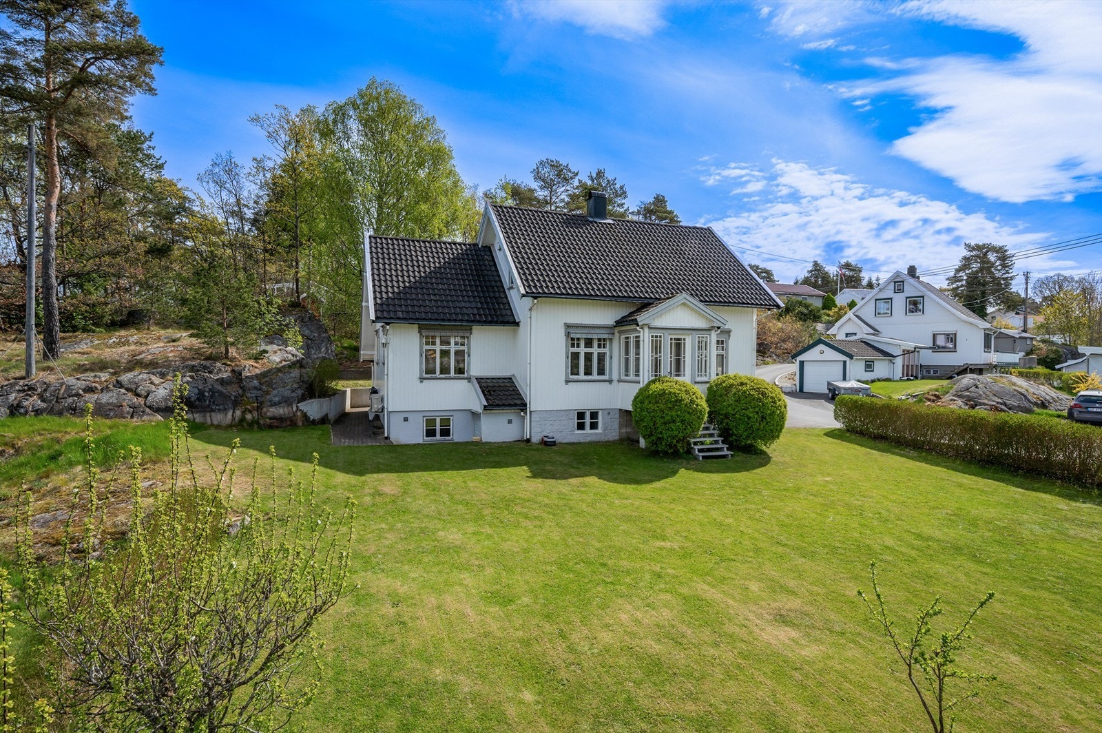 Boligen har en klassisk arkitektur og flotte utearealer Galleribilde