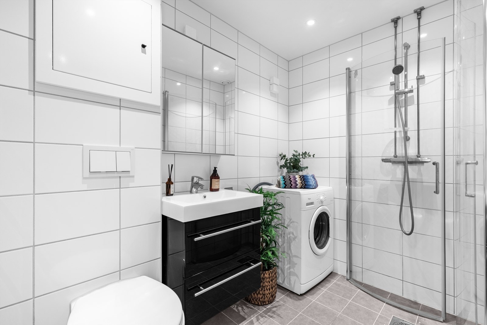Badet ble pusset opp i 2020 i regi av borettslaget, med flislagt gulv med elektriske varmekabler. Galleribilde