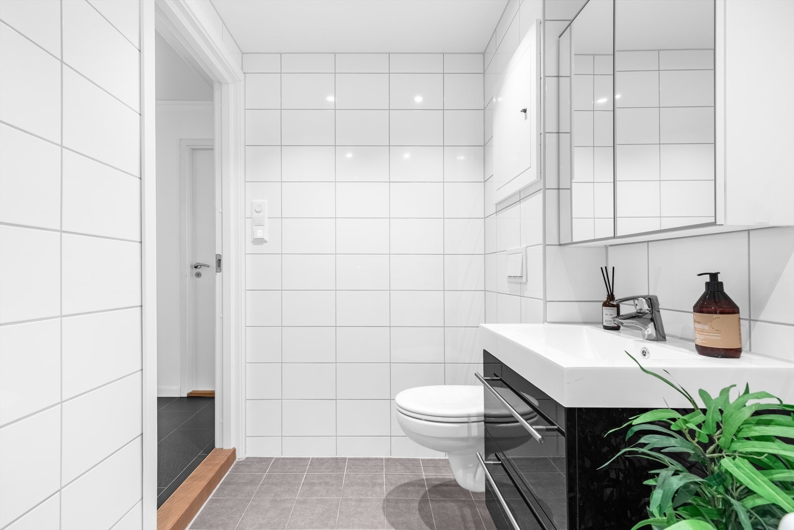Ventilasjon med mekanisk avtrekk sikrer et godt inneklima på badet. Galleribilde