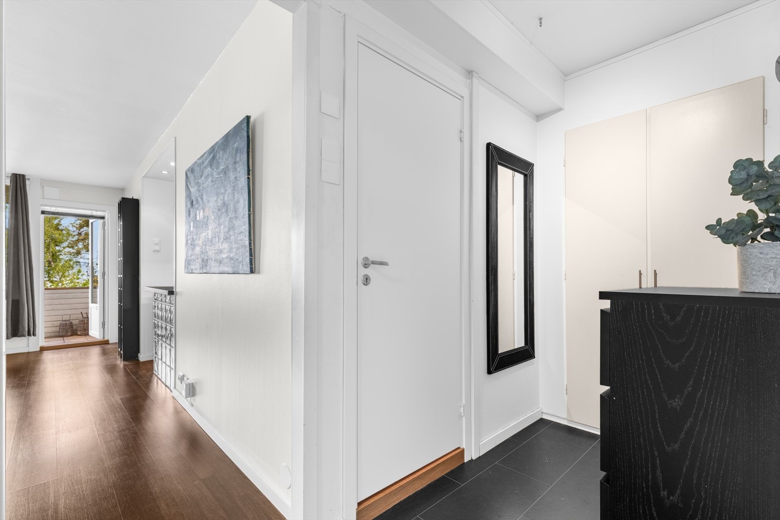 Entréen gir et godt førsteinntrykk og har plass til oppbevaring av yttertøy. Galleribilde