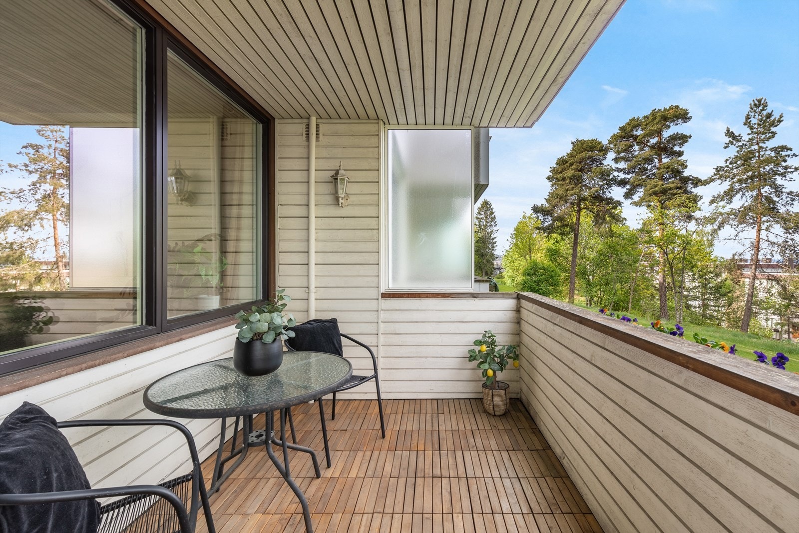 Balkongen på ca. 8 m² har terrasseheller på gulvet og god plass til en sittegruppe. Galleribilde