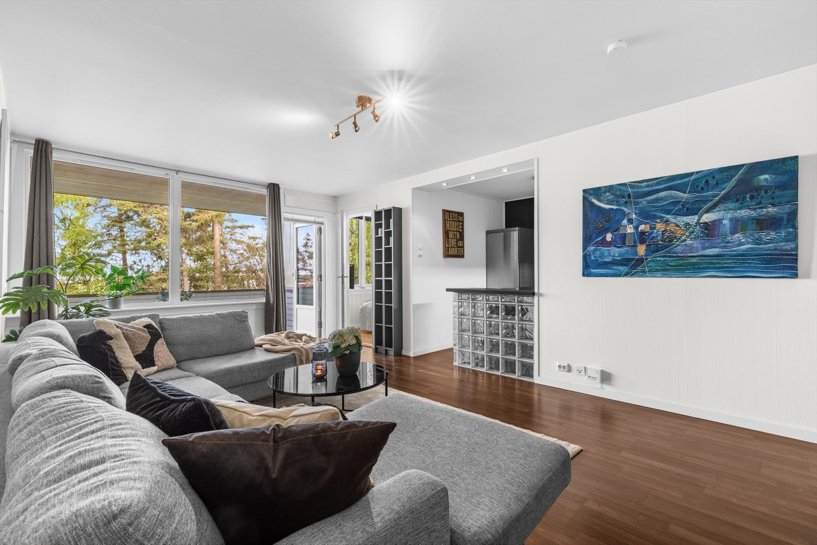 Mina Pettersen v/Eiendomsmegler 1 har gleden av å presentere Kristins Vei 26! Foto: Oh Shots. Galleribilde