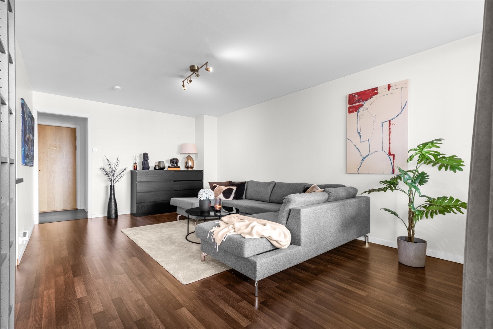 Stuen har god plass til en romslig sofagruppe. Gulvet er belagt med laminat. Galleribilde