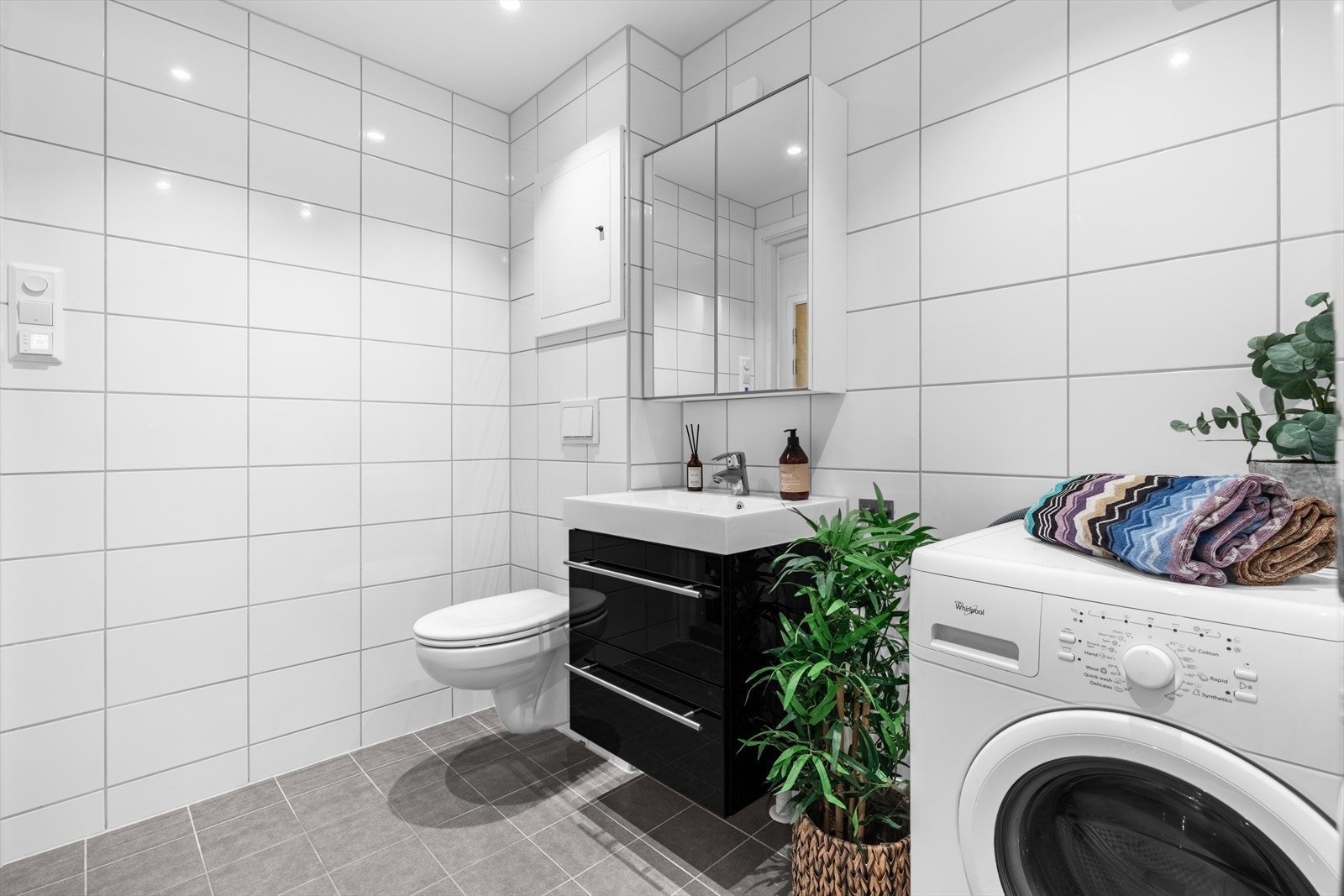 Det er opplegg for vaskemaskin på badet, noe som forenkler klesvasken i hverdagen. I tillegg har borettslaget fellesvaskeri. Galleribilde