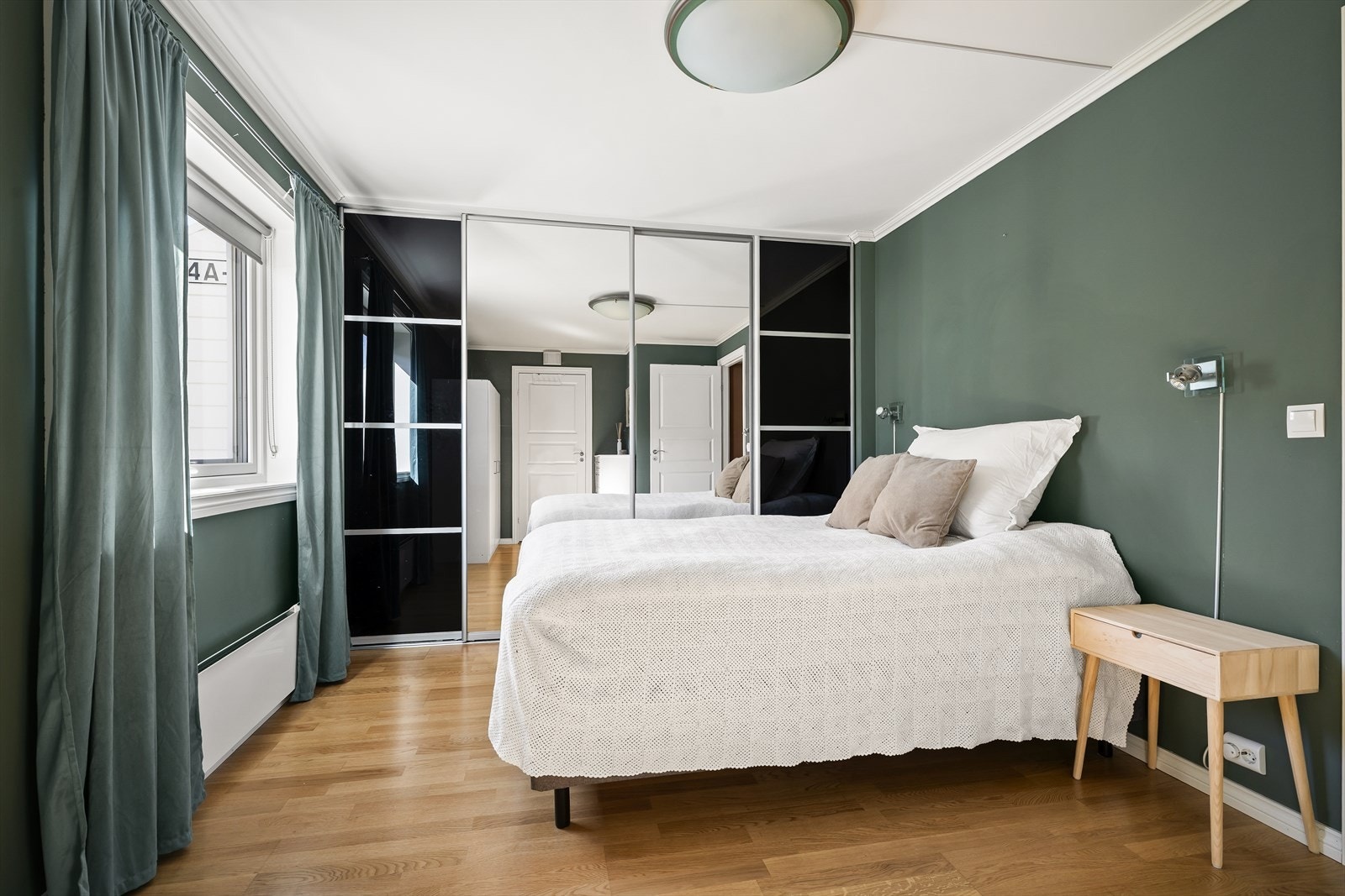 Soverom 1 er leilighetens største soverom med plass til dobbeltseng og har integrert skyvedørsgarderobe. Galleribilde