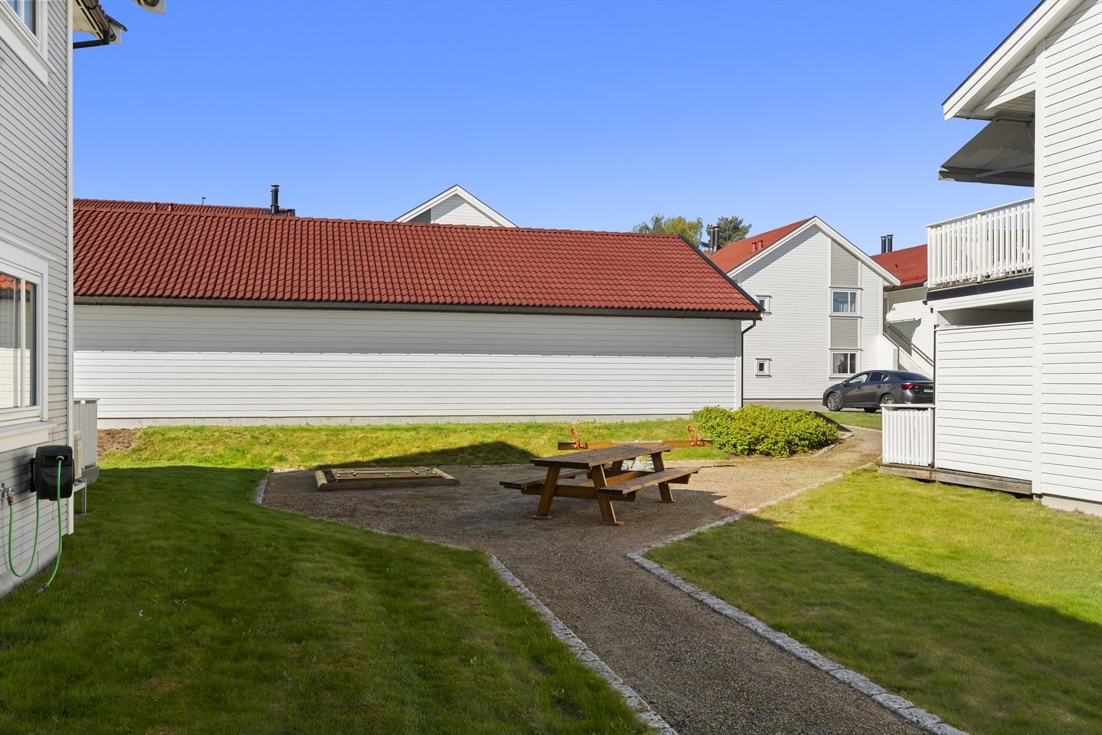 Fra eiendommen er det kort avstand til barnehager, skoler og dagligvarebutikker. Galleribilde