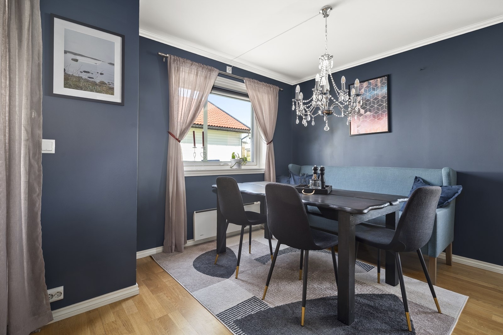 Spisestuen har god plass til spisebord. Galleribilde