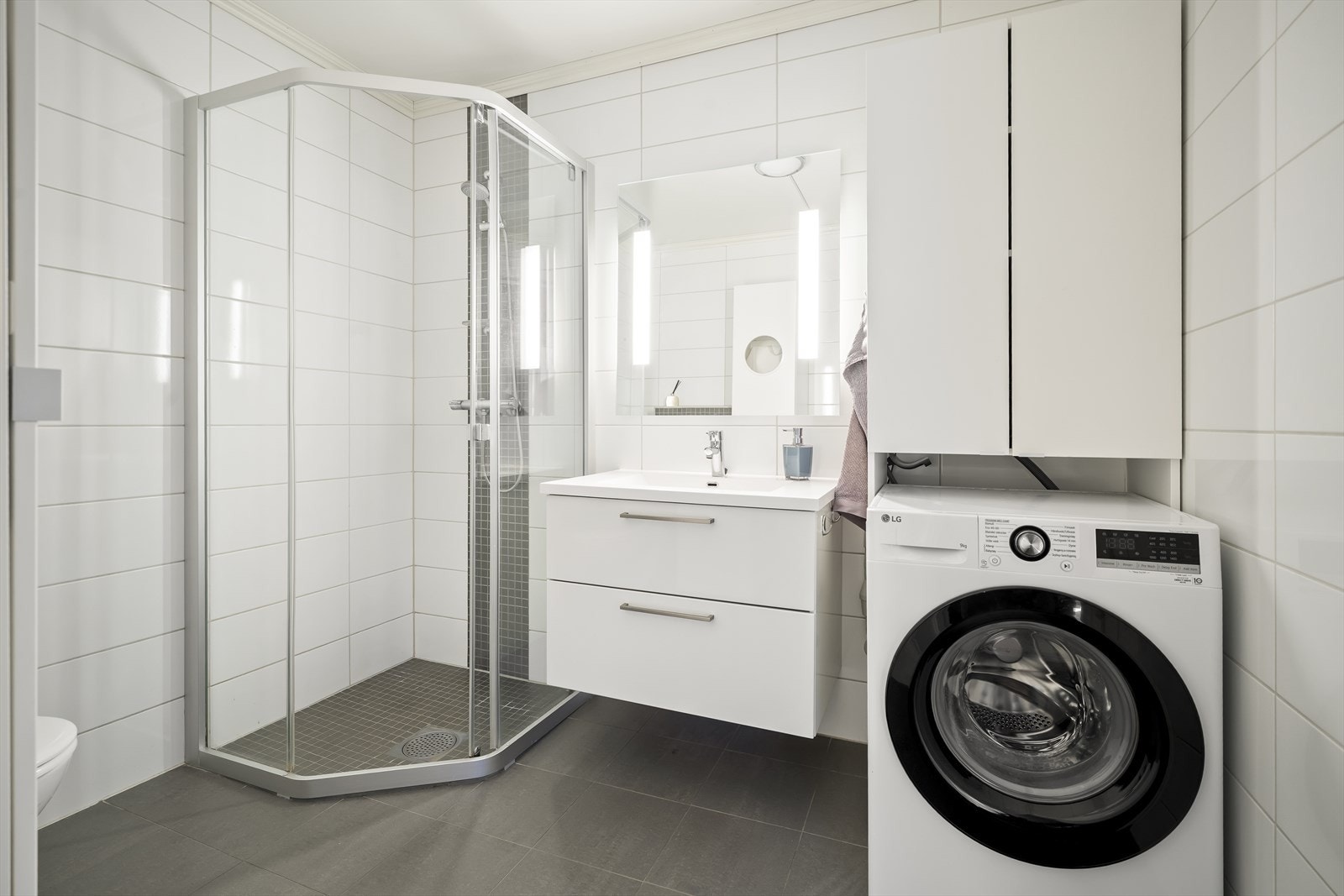 Badet har flislagte overflater, elektriske varmekabler og dusjhjørne. Galleribilde