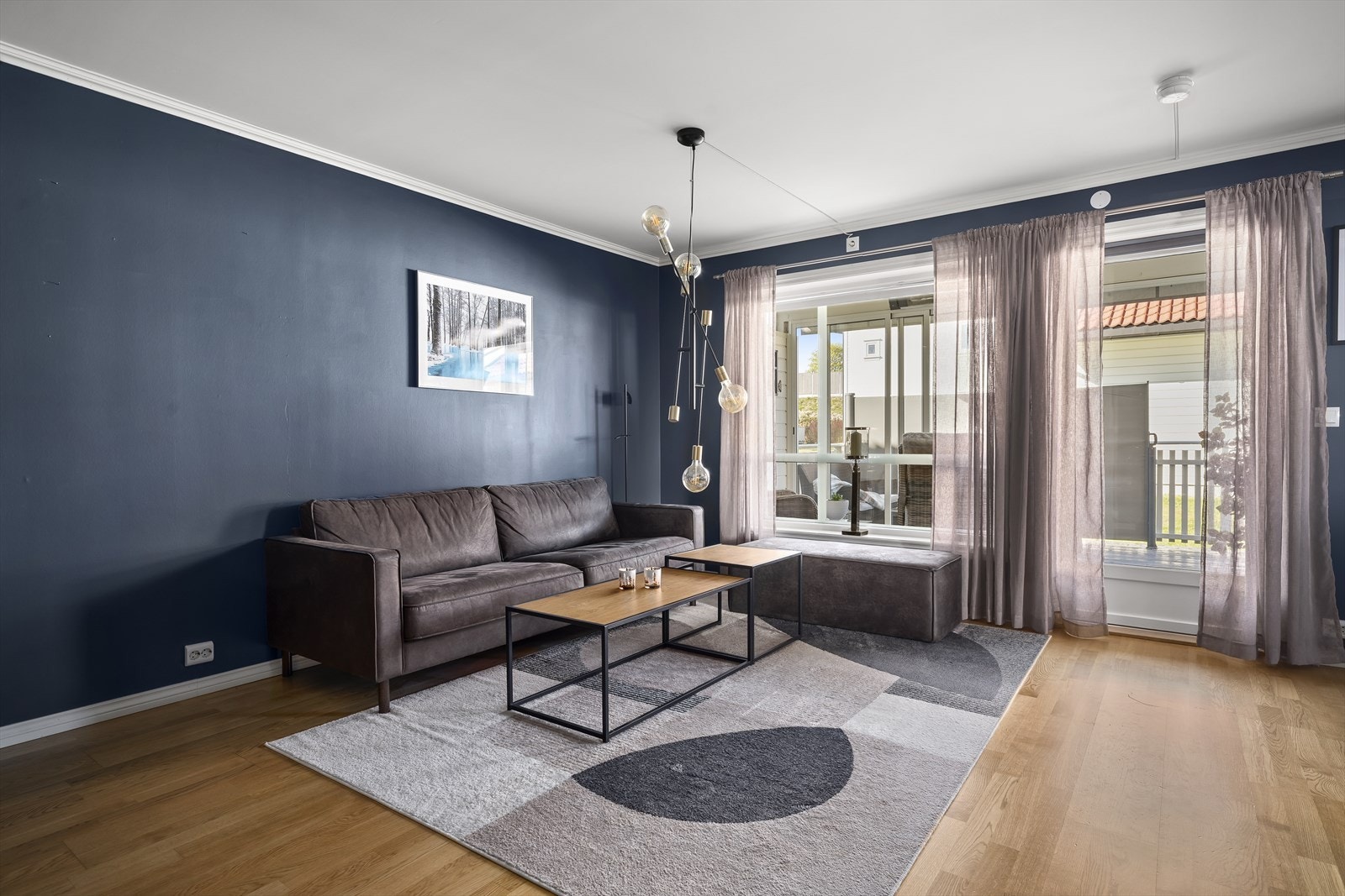 Stuen oppleves som lys og lett å møblere, med god plass til både sofagruppe og spiseplass. Galleribilde
