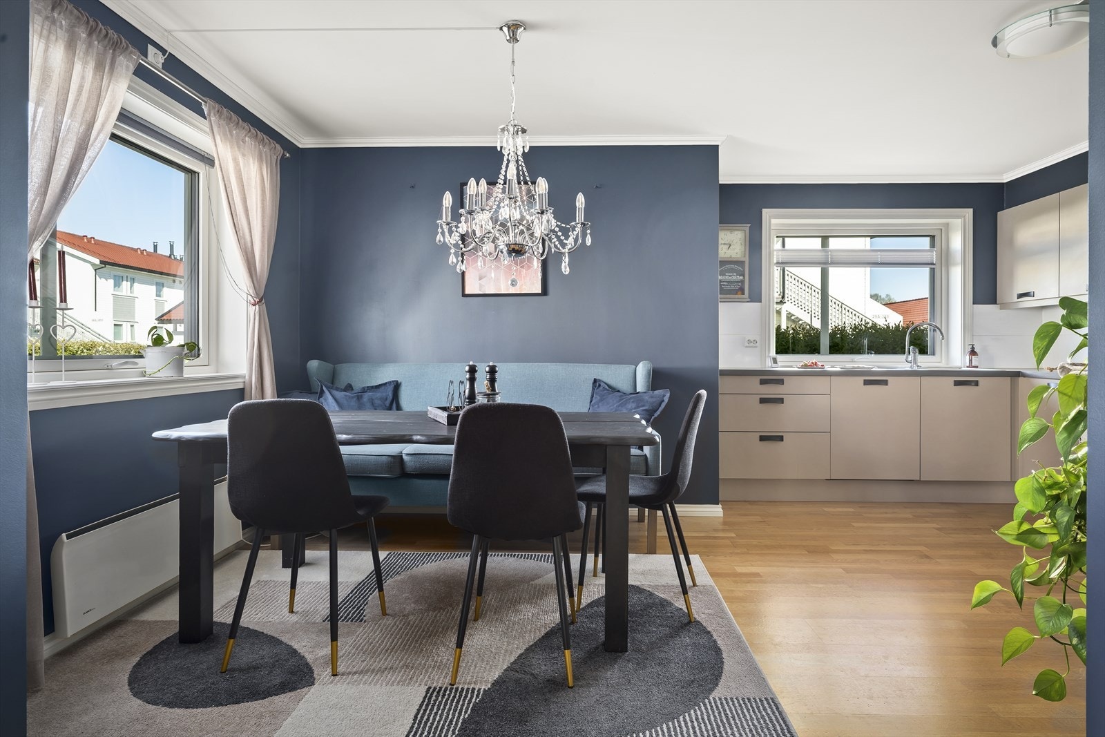 Kjøkkenet har åpen løsning mot spisestuen. Galleribilde