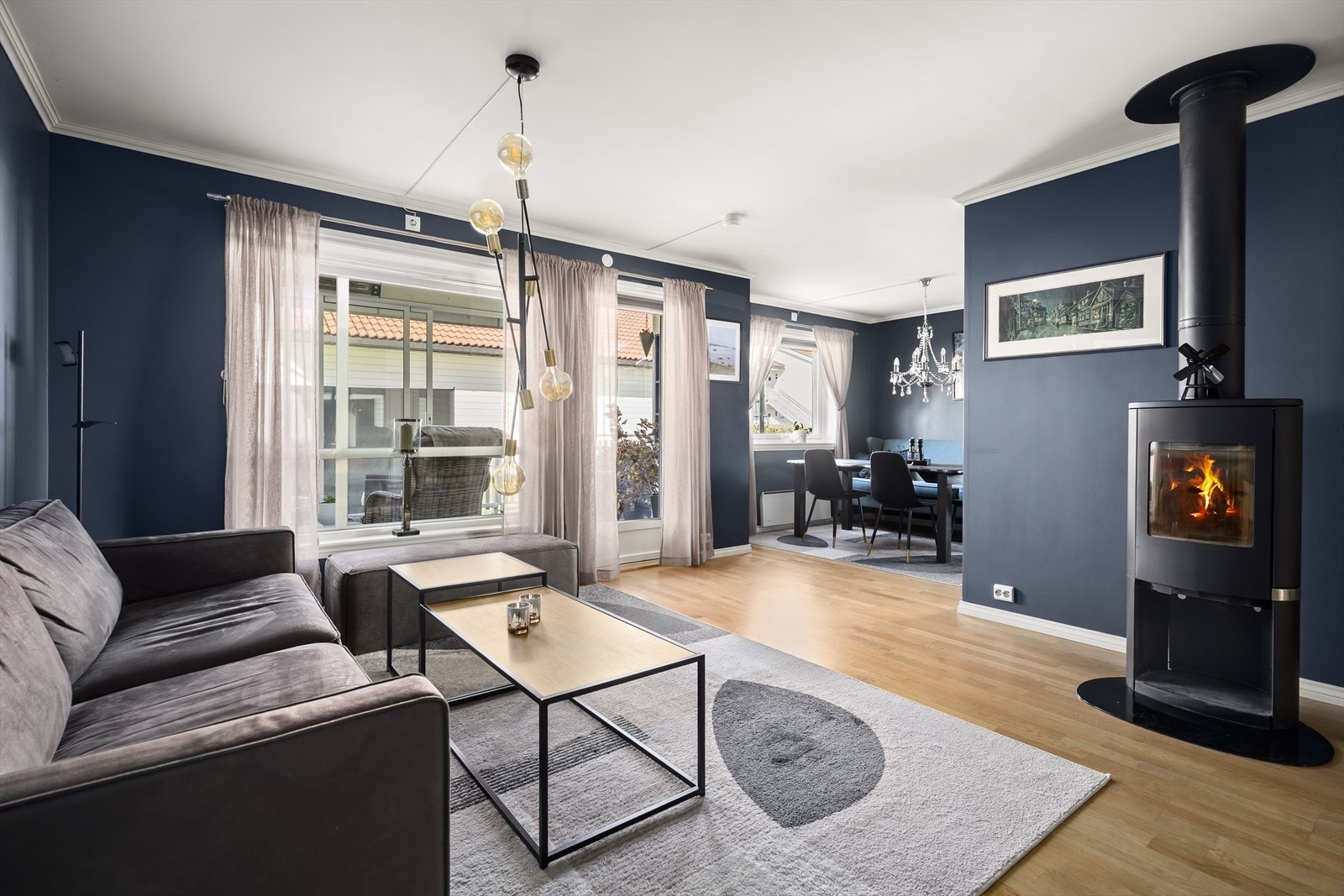 Vedovnen fra Heat & Glo skaper en lun atmosfære, og fra stuen er det utgang til verandaområdet som vender mot sørvest. Galleribilde