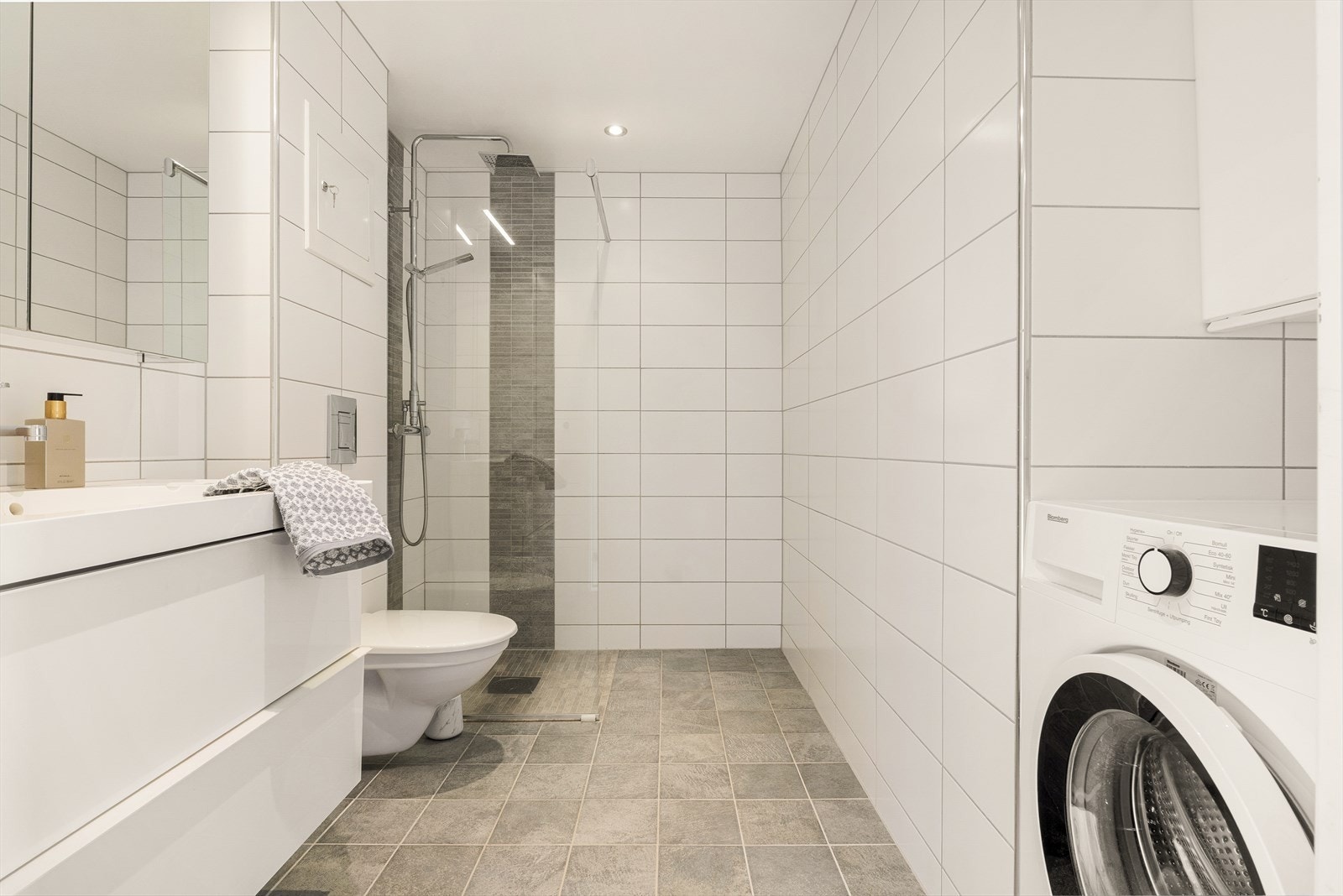 - Pent helfliset bad som måler 4,8 m² - Galleribilde