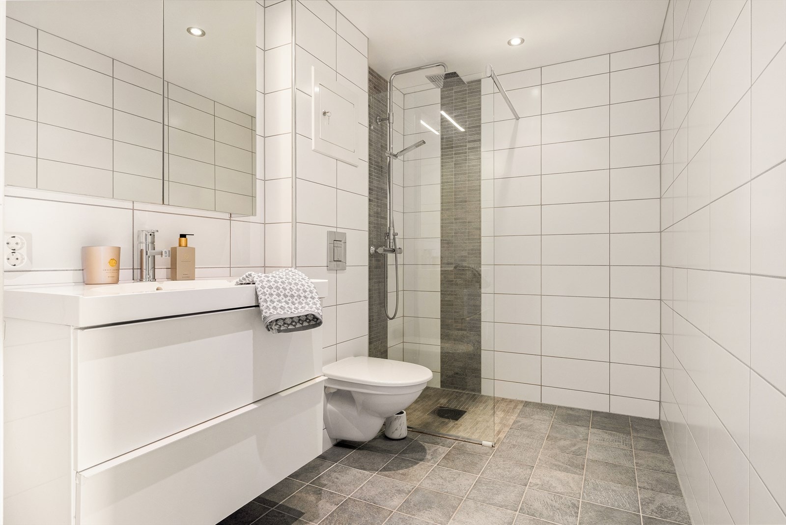 - Badet er renovert i 2016 i regi av borettslaget og er innredet med heldekkende servant, speilskap, vegghengt toalett, dusjevegg og opplegg for vaskemaskin - Galleribilde