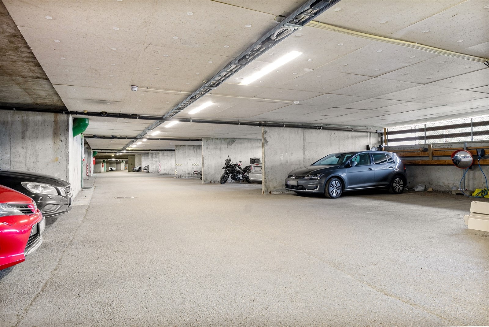 - Tilhørende leiligheten har man en fast parkeringsplass i garasje med elbil-lader - Galleribilde