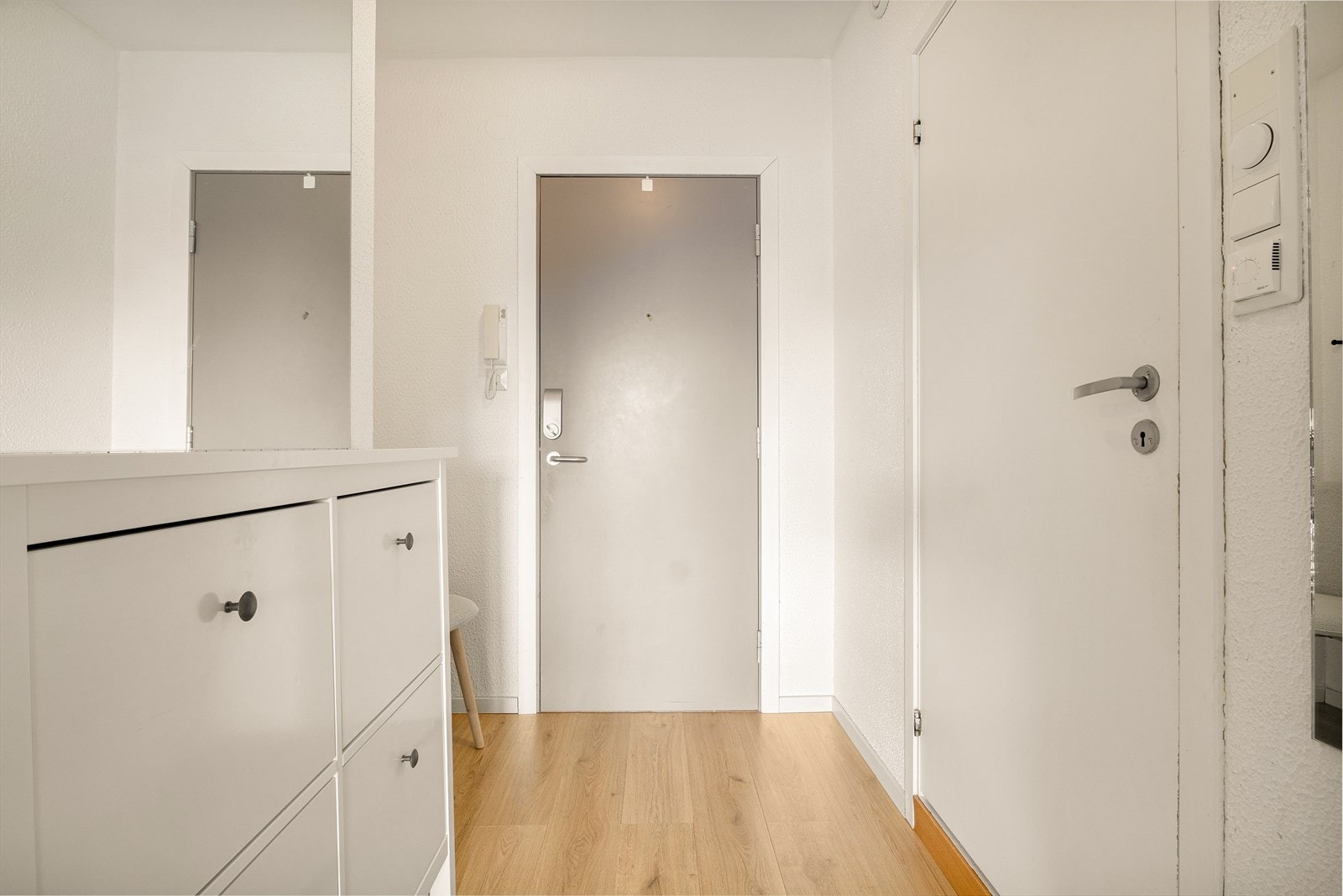 - Du blir ønsket velkommen hjem til en svært innbydende entré som måler 3,5 m² - Galleribilde