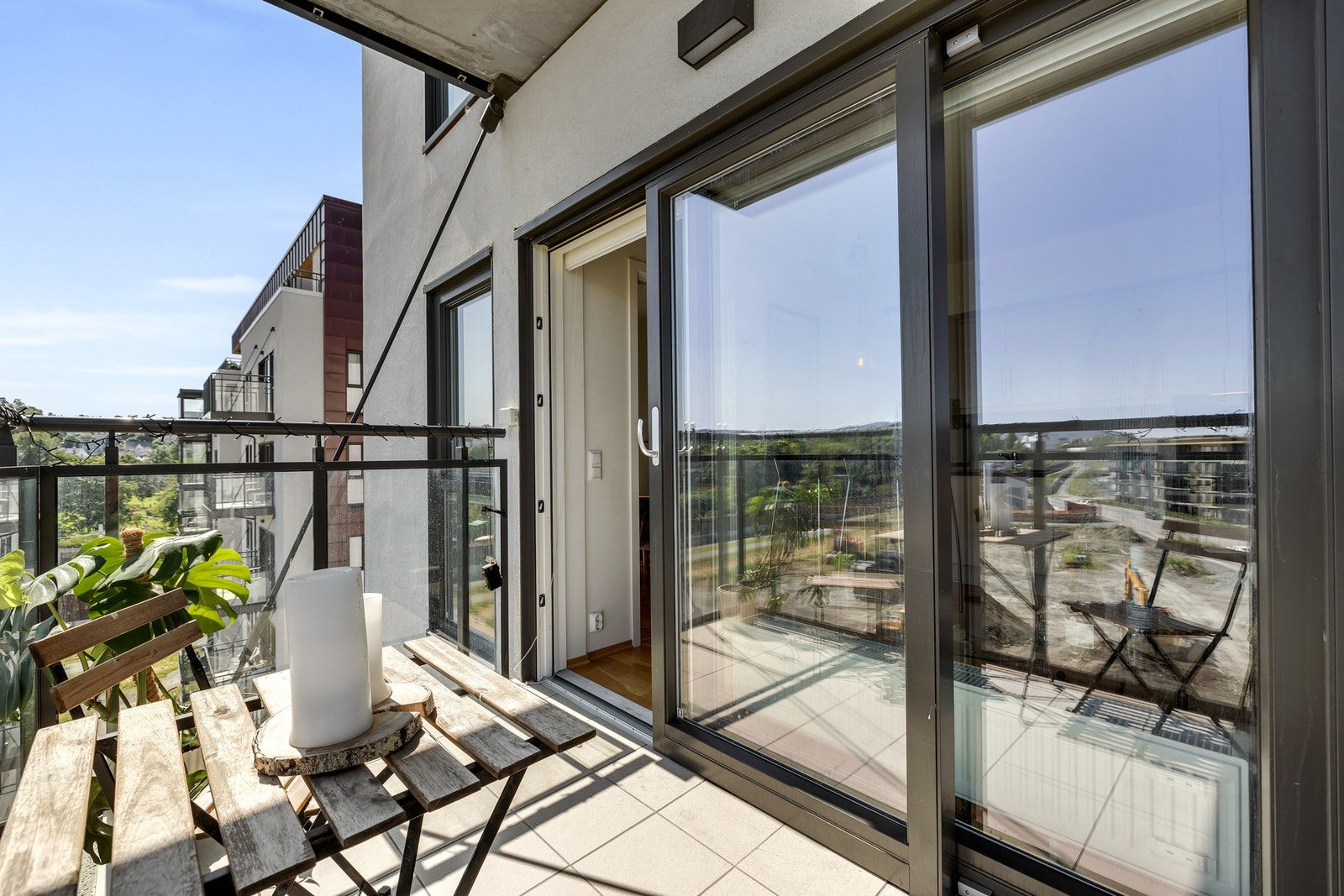 Balkongen anses som en forlengelse av stuen og er et ypperlig oppholdsareal på sommerhalvåret. Galleribilde