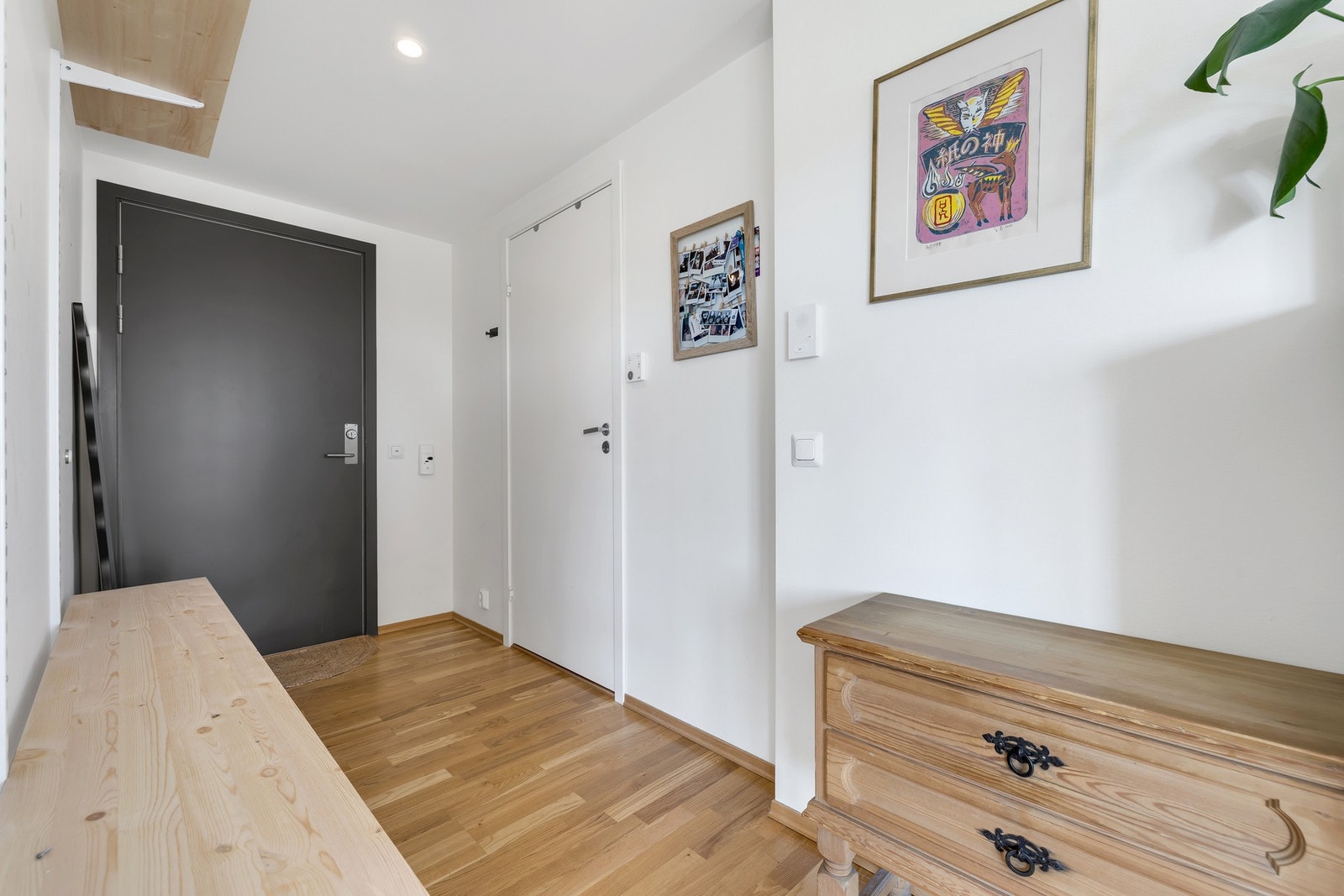 Velkommen inn! Har du spørsmål til leiligheten er det bare å ta kontakt med megler på 941 60 434. Galleribilde