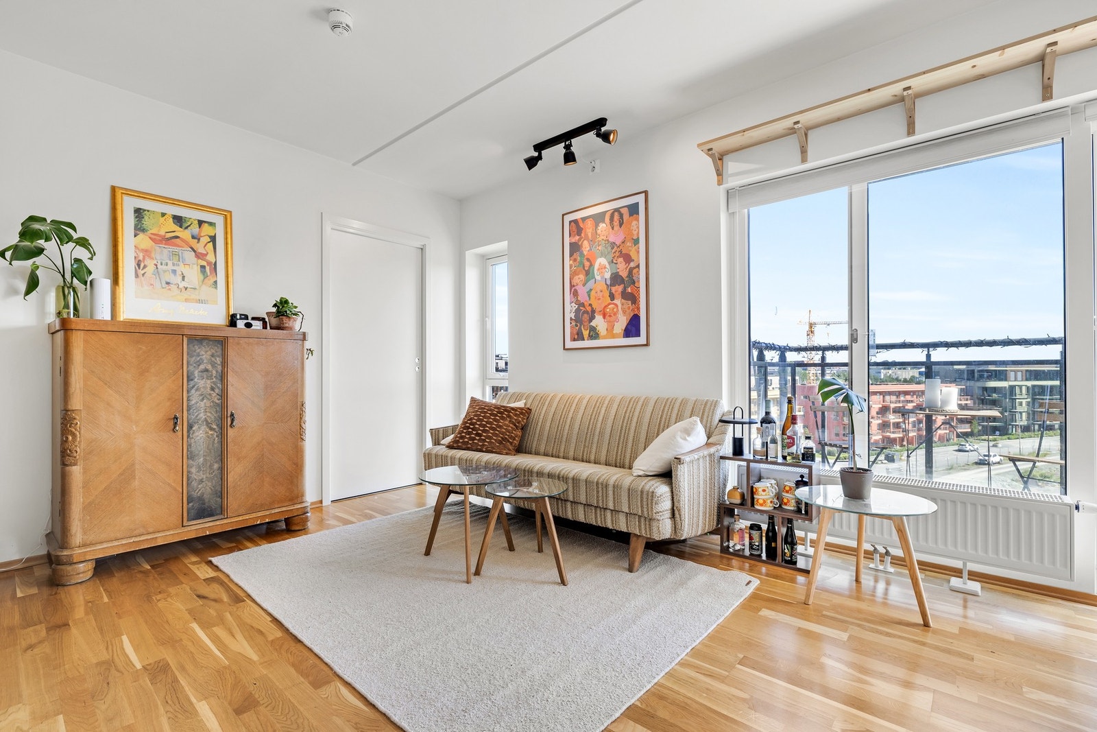 Hjørneleiligheten gjør leiligheten lys og innbydende. De lyse overflatene, kombinert med store vindusflater gir en luftig atmosfære i oppholdsarealet. Fra stuen har du adkomst til begge soverommene Galleribilde