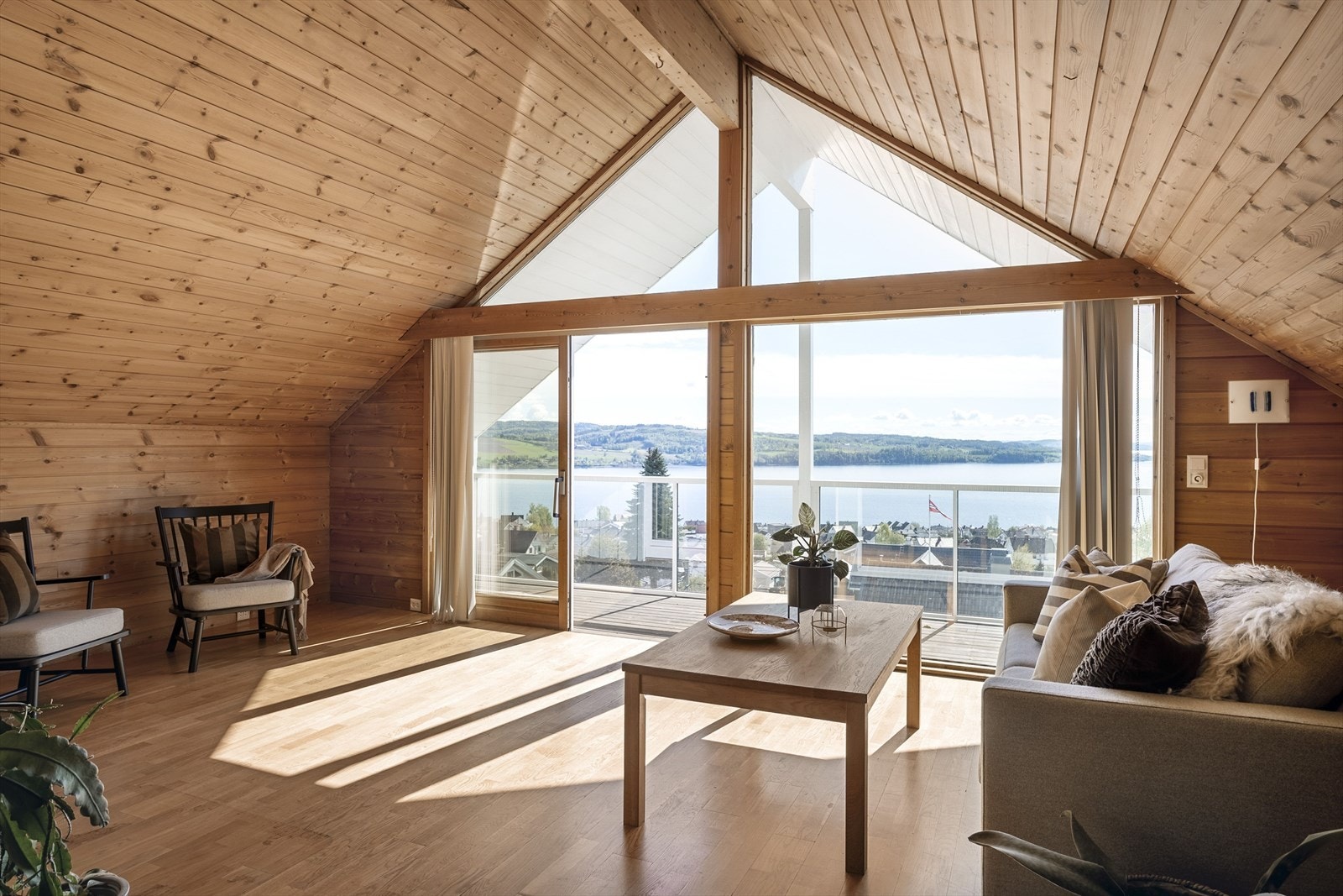 Romslig stue med gode innredningsmuligheter Galleribilde