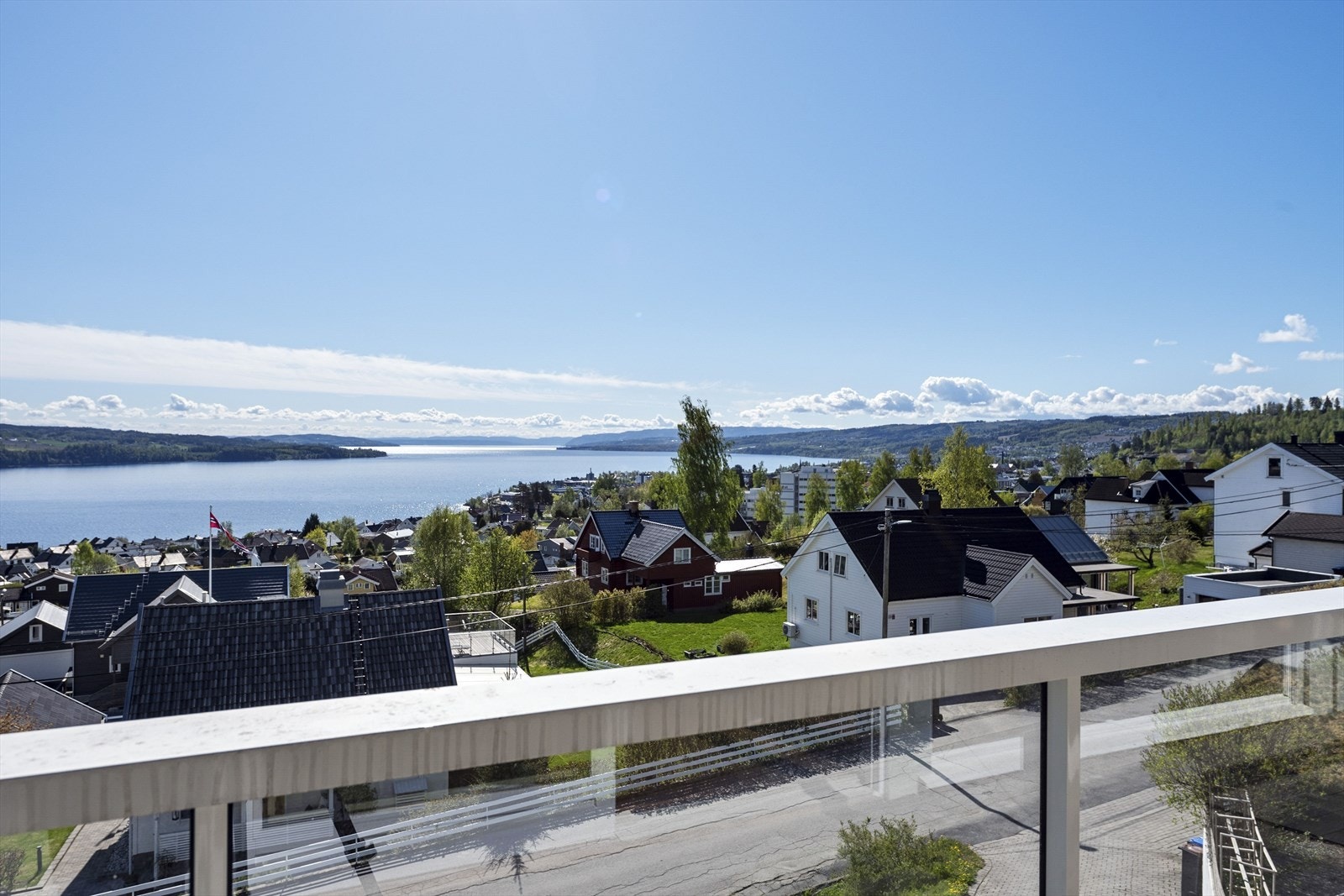 Majestetisk utsikt over Mjøsa og byen Galleribilde