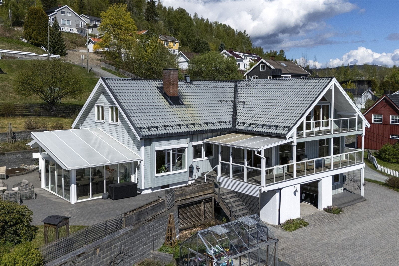 Store og romslige uteplasser med gode solforhold Galleribilde
