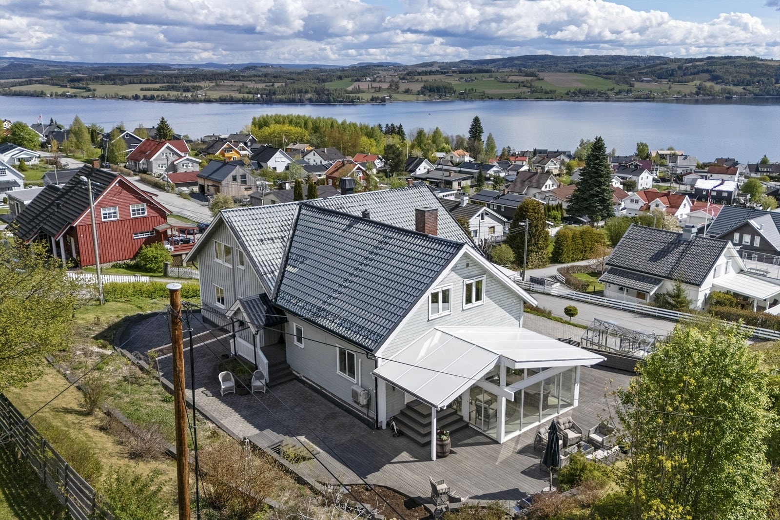 Pent opparbeidet med bed, trær og beplantning Galleribilde