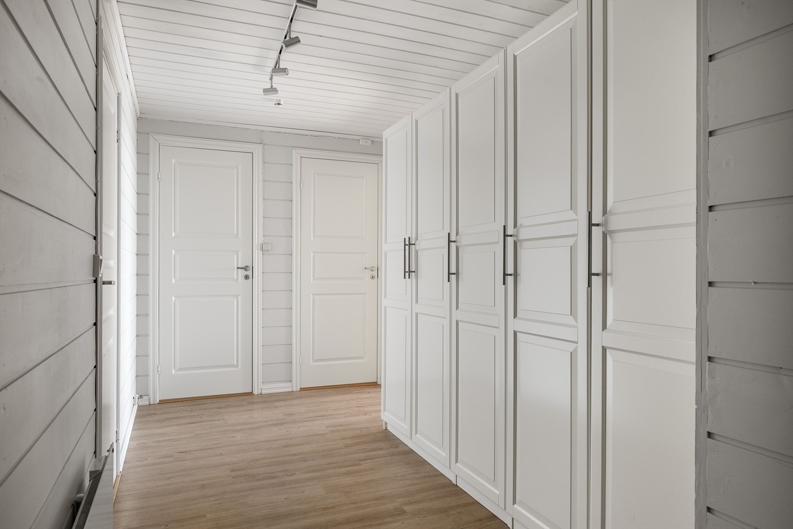 Gang med garderobeskap Galleribilde
