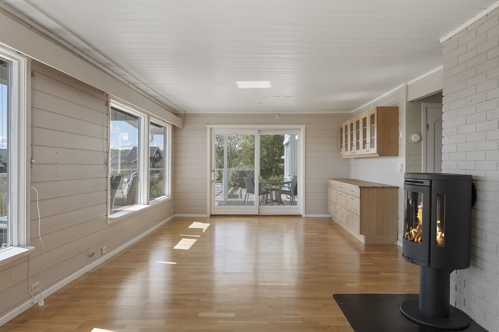 Romslig stue med adkomst til balkong og terrasseplatting Galleribilde