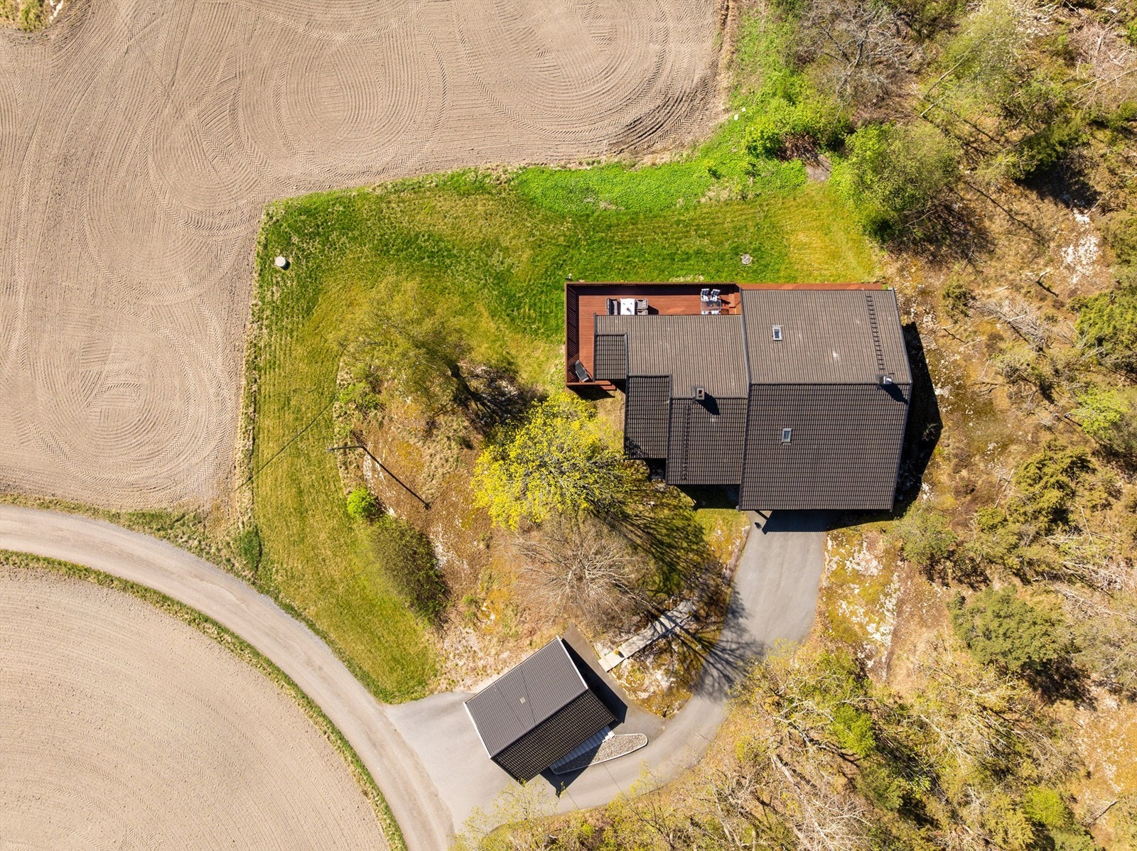 Tomten er på 2.389 kvm., eiet og pent opparbeidet med plen og variert beplantning. Belegningsstein er lagt rundt del av boligen. Asfalt ble lagt i oppkjørsel og gårdsplass rundt 2020. Galleribilde