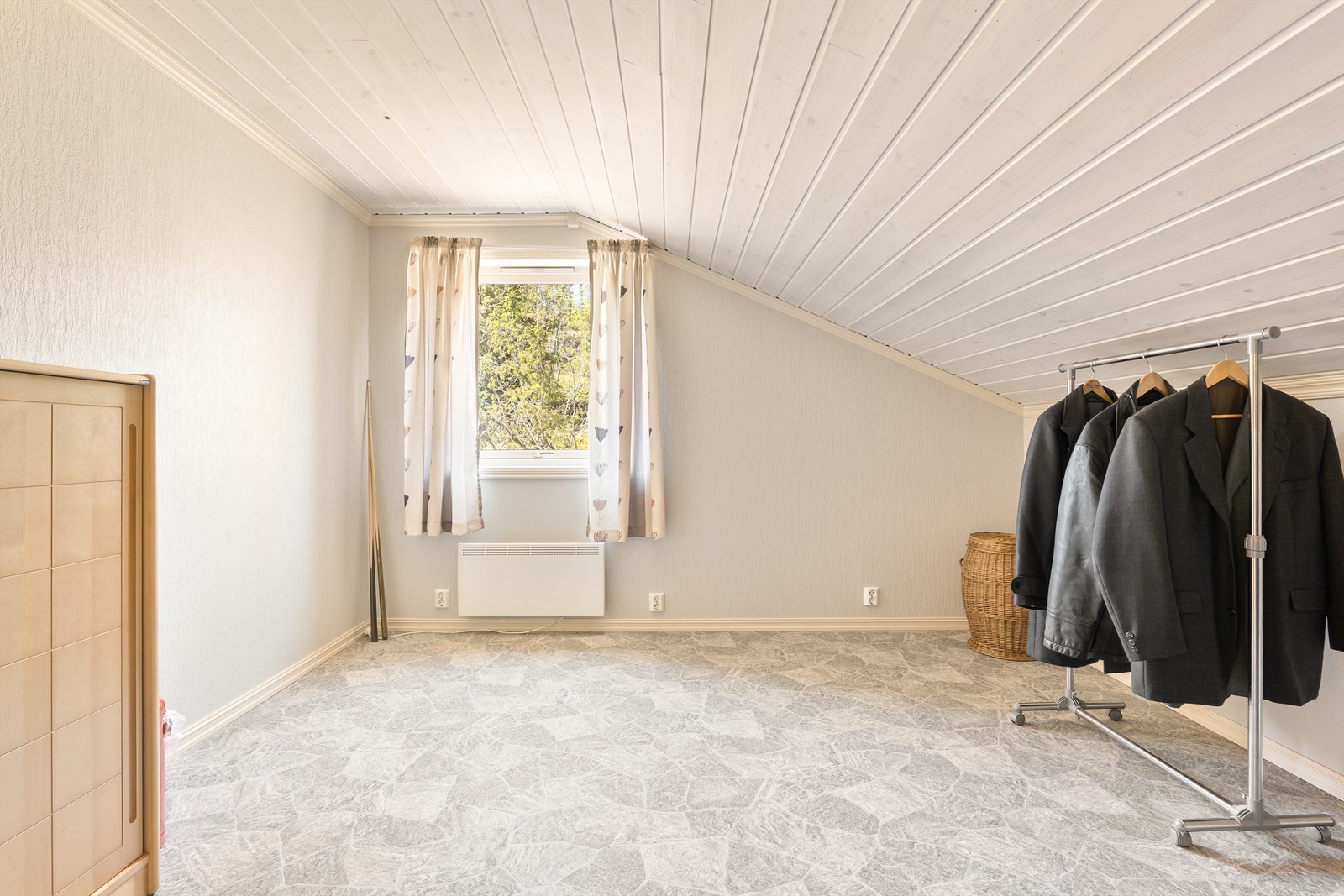 Rom med ca. 15 kvm. gulvflate - benyttet som soverom. Galleribilde