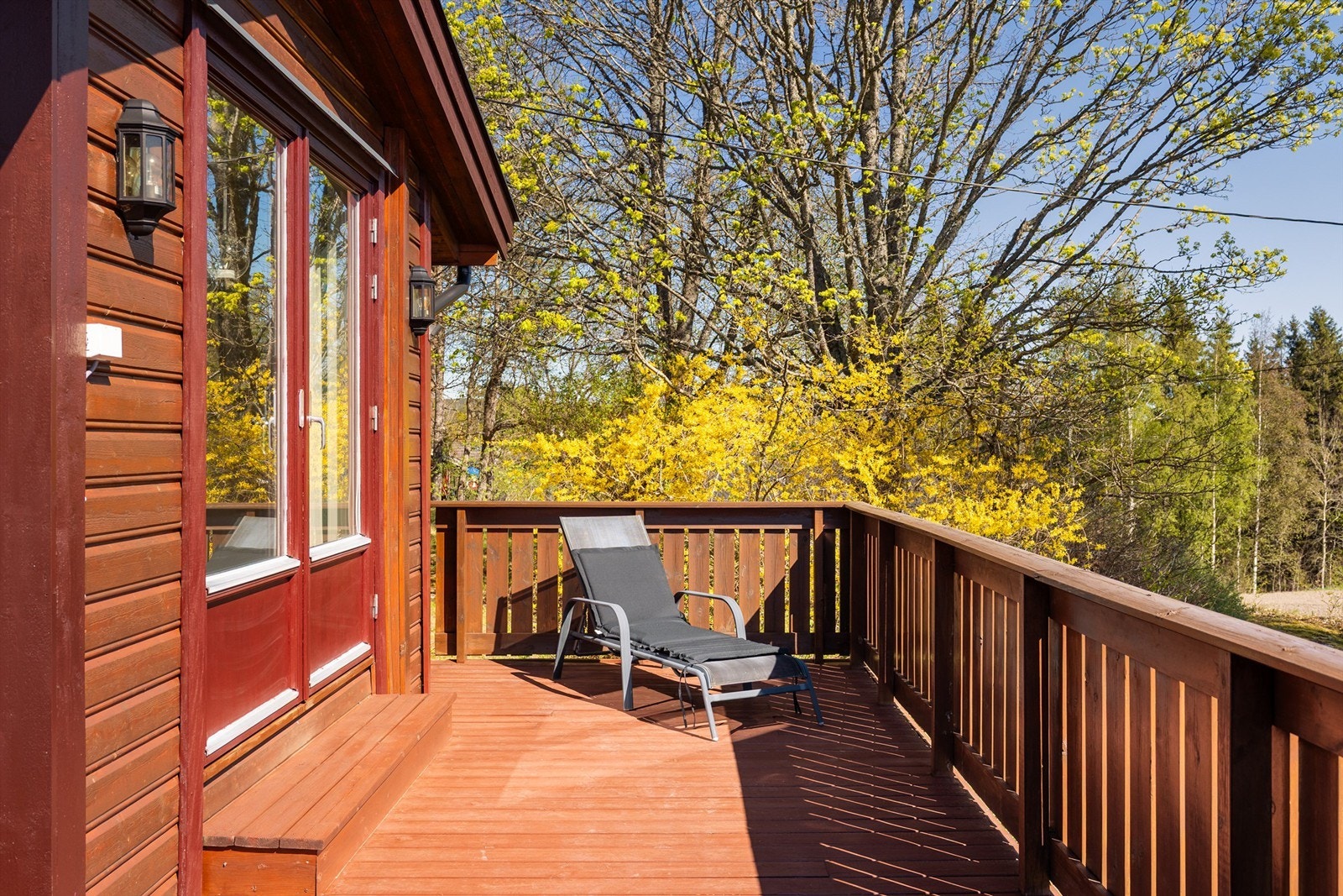 Til terrassens østre side er tilgjengelig fra spisestuen og passer perfekt for morgenkaffen. Hit kommer solen allerede tidlig morgen sommerstid. Galleribilde