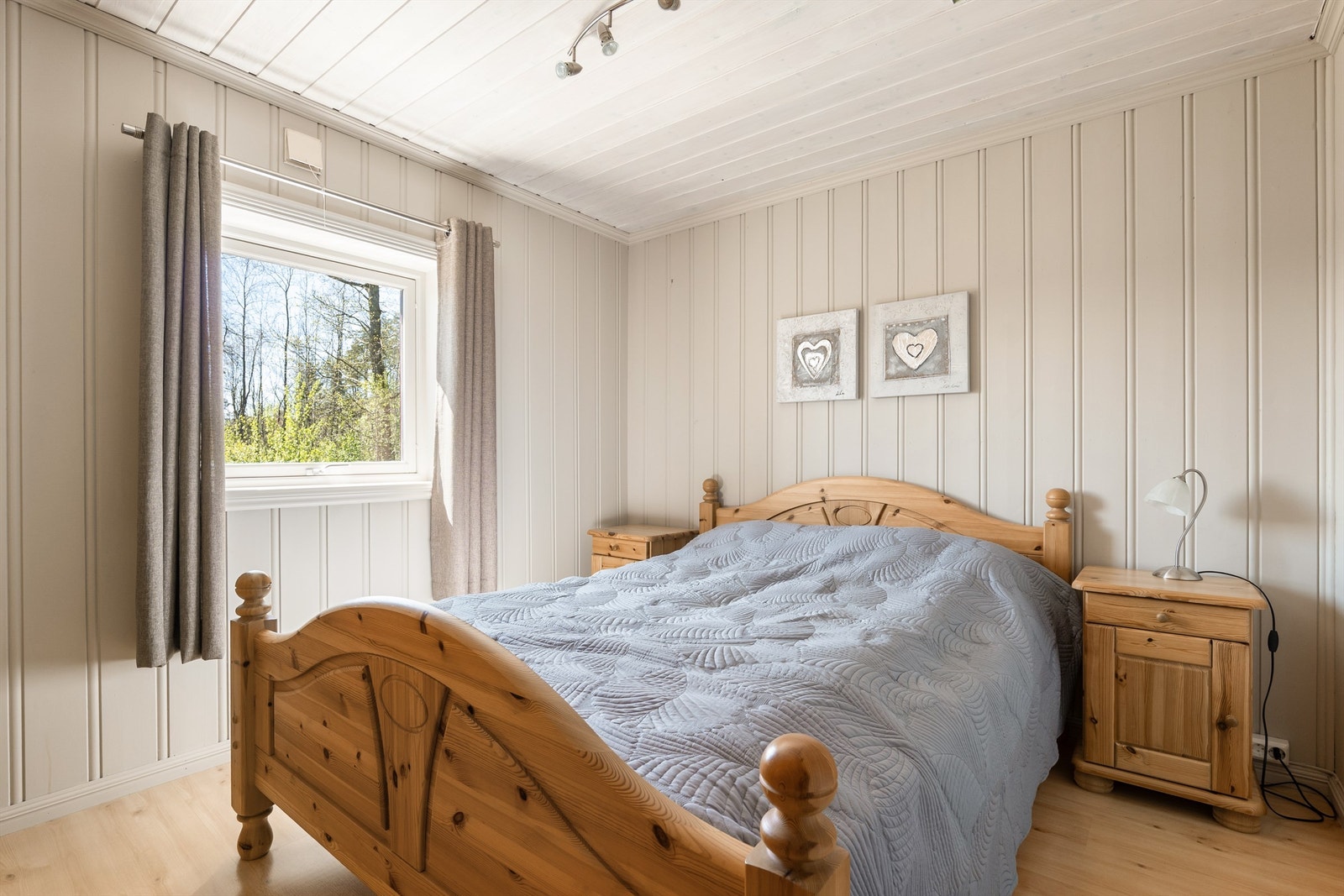 Dette soverommet i boligens opprinnelige del er velfungerende som barnerom, men stort nok til også å fylle rollen som hovedsoverom. Galleribilde