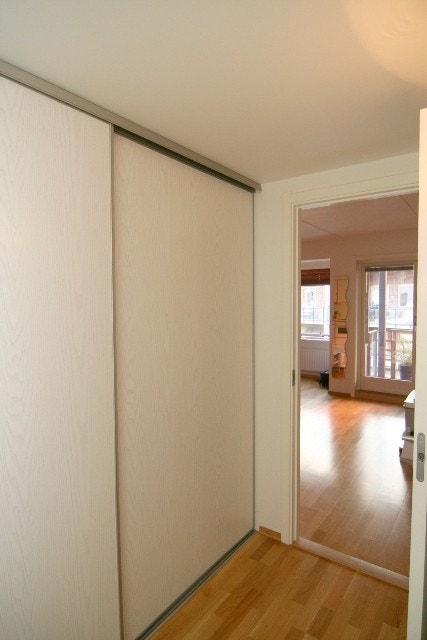 Lys entre med skyvedørsgarderobe. Galleribilde