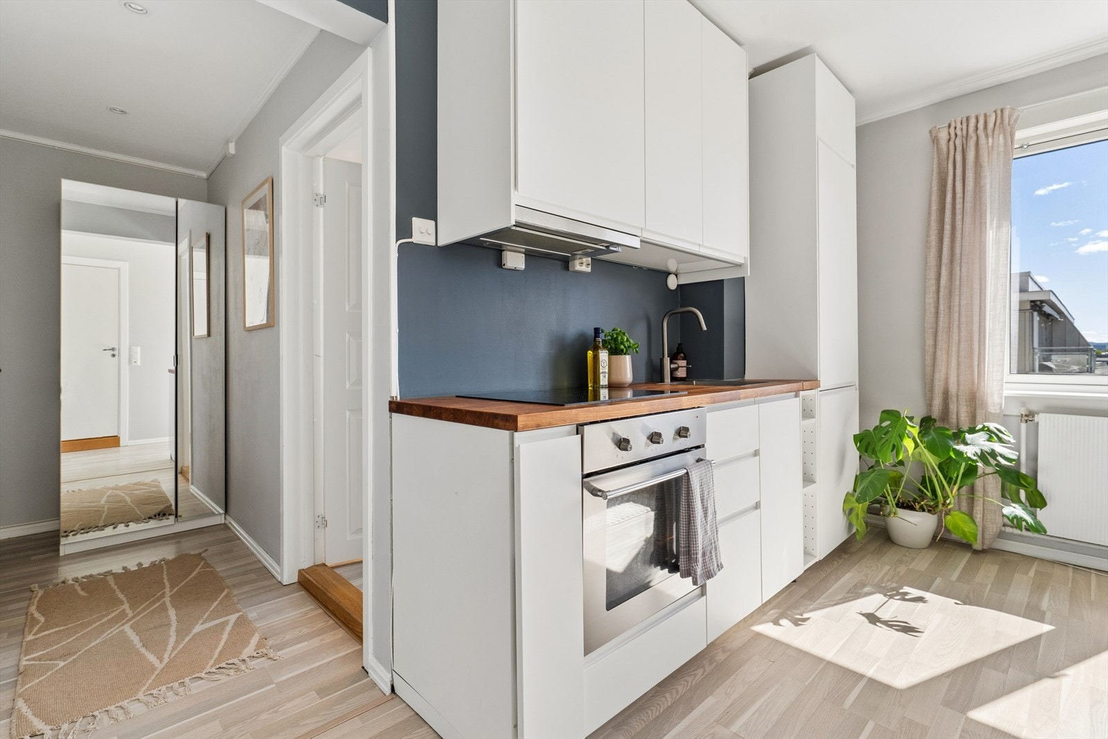 Kjøkkenet er velutstyrt med komfyr/m koketopp, kombiskap og oppvaskkum. Galleribilde