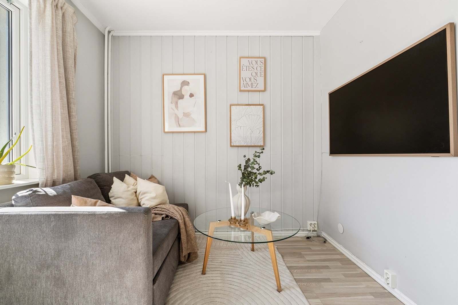 Stuen byr på gode møbleringsmuligheter med plass for å møblere med en hyggelig sofaseksjon. Galleribilde