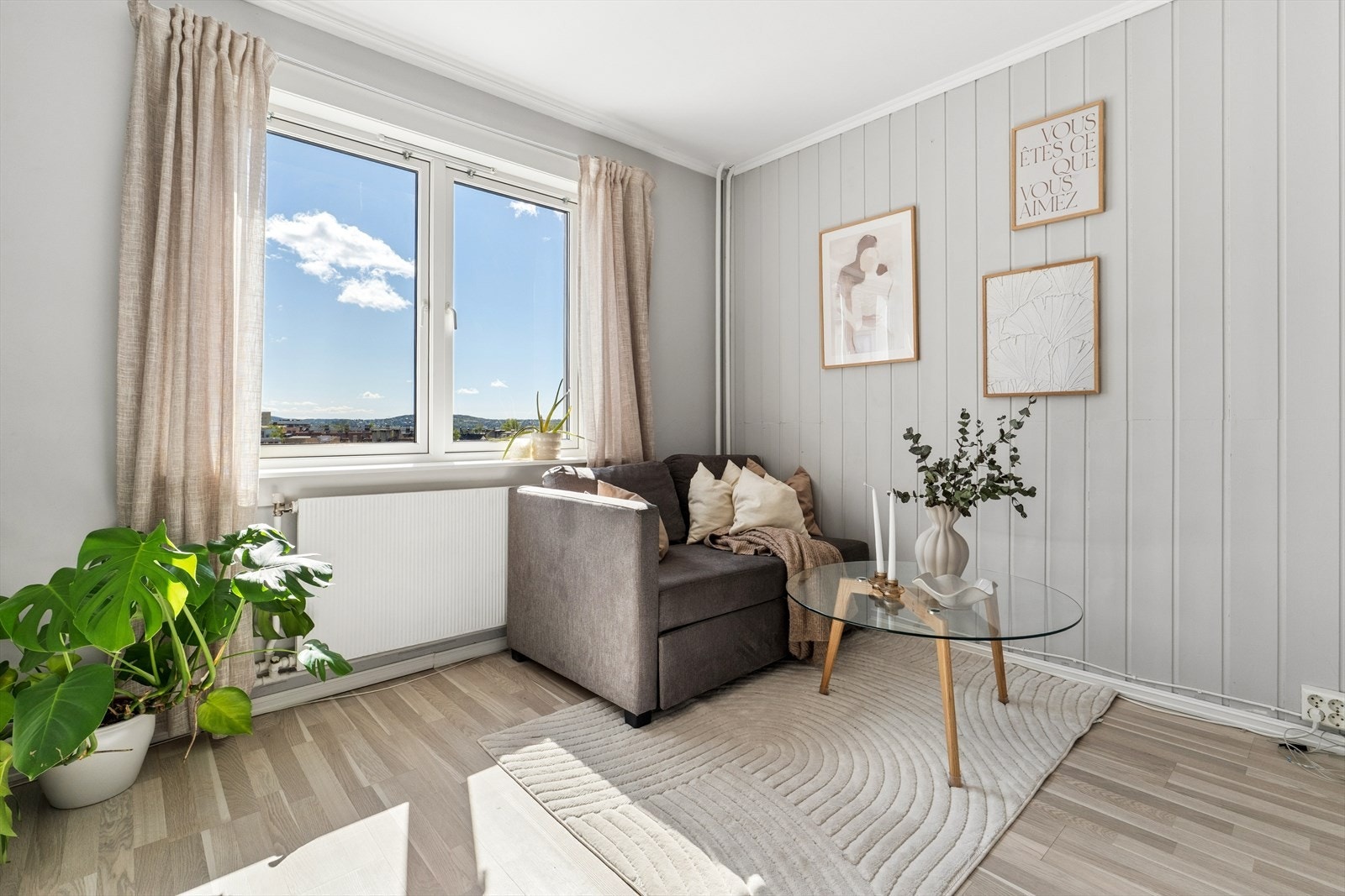 Leiligheten fremstår stilsikker med veggflater som er malt opp i duse toner, samt elegante gulvflater bestående av moderne laminat. Galleribilde