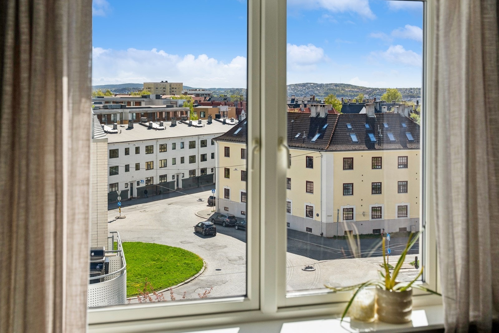 Med beliggenhet i byggets 6. etasje med heisadkomst, har du en nydelig utsikt over Oslo by. Galleribilde