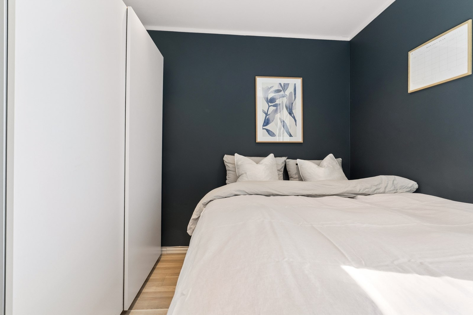 Her har du rikelig med oppbevaringsplass i den plassbygde skyvedørsgarderoben. Galleribilde