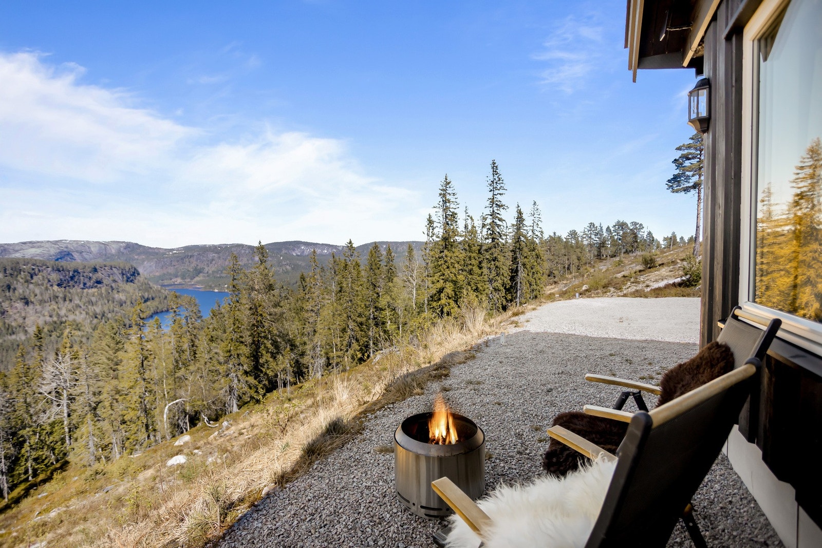 Innholdsrik og moderne familiehytte med attraktiv beliggenhet på Rytterspranget, nesten på toppen av Gautefall alpinanlegg. Galleribilde