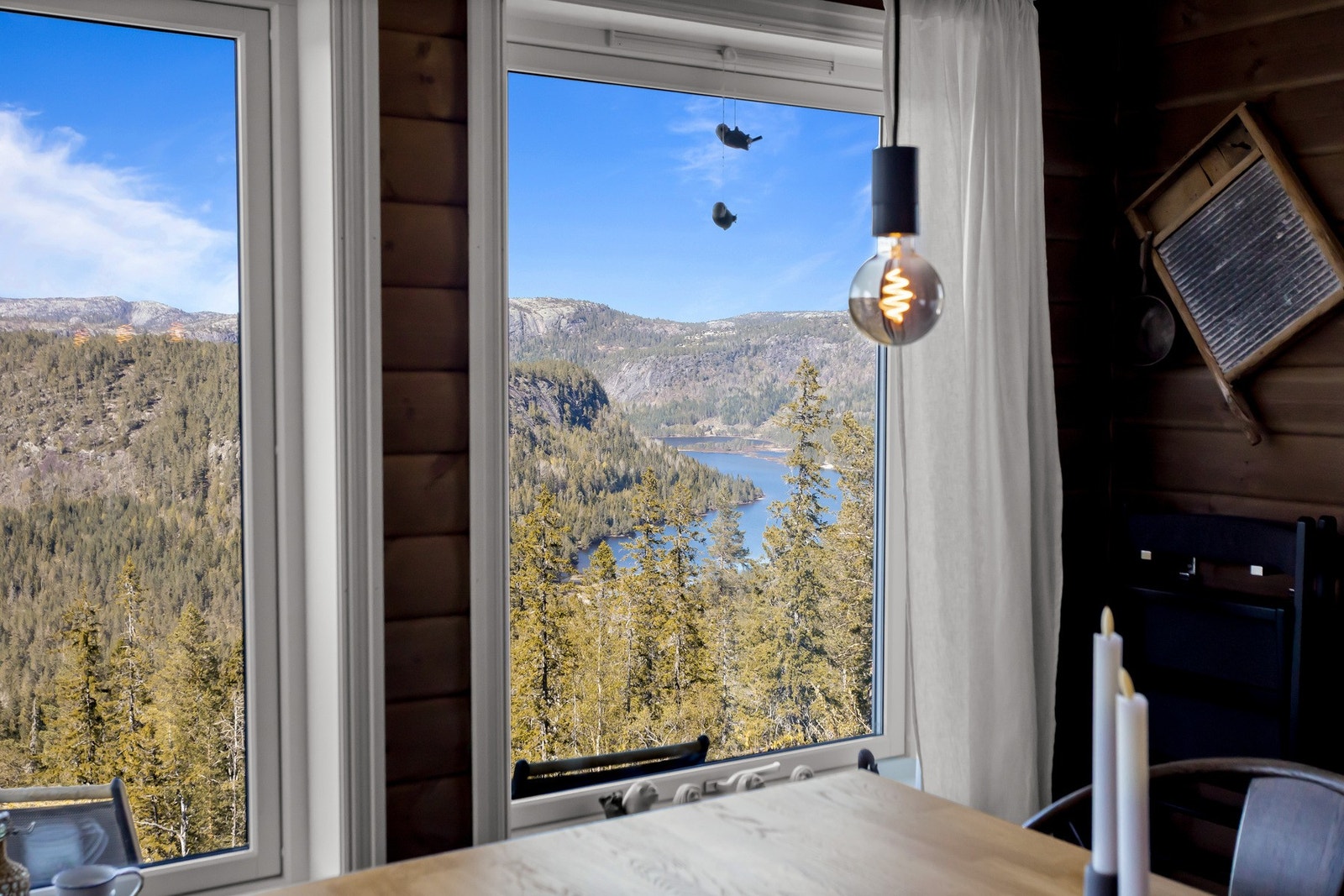 Store vindusflater som slipper inn godt med naturlig lys og samtidig fremhever utsikten mot de naturskjønne omgivelsene Galleribilde