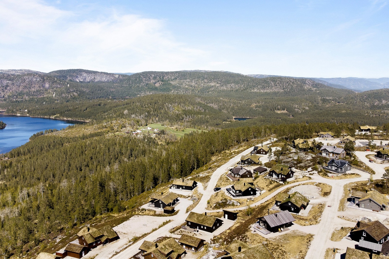 Sommerstid kan man nyte solen helt til den går ned bak fjellet, mens verandaen også vinterstid har gode solforhold deler av dagen. Galleribilde