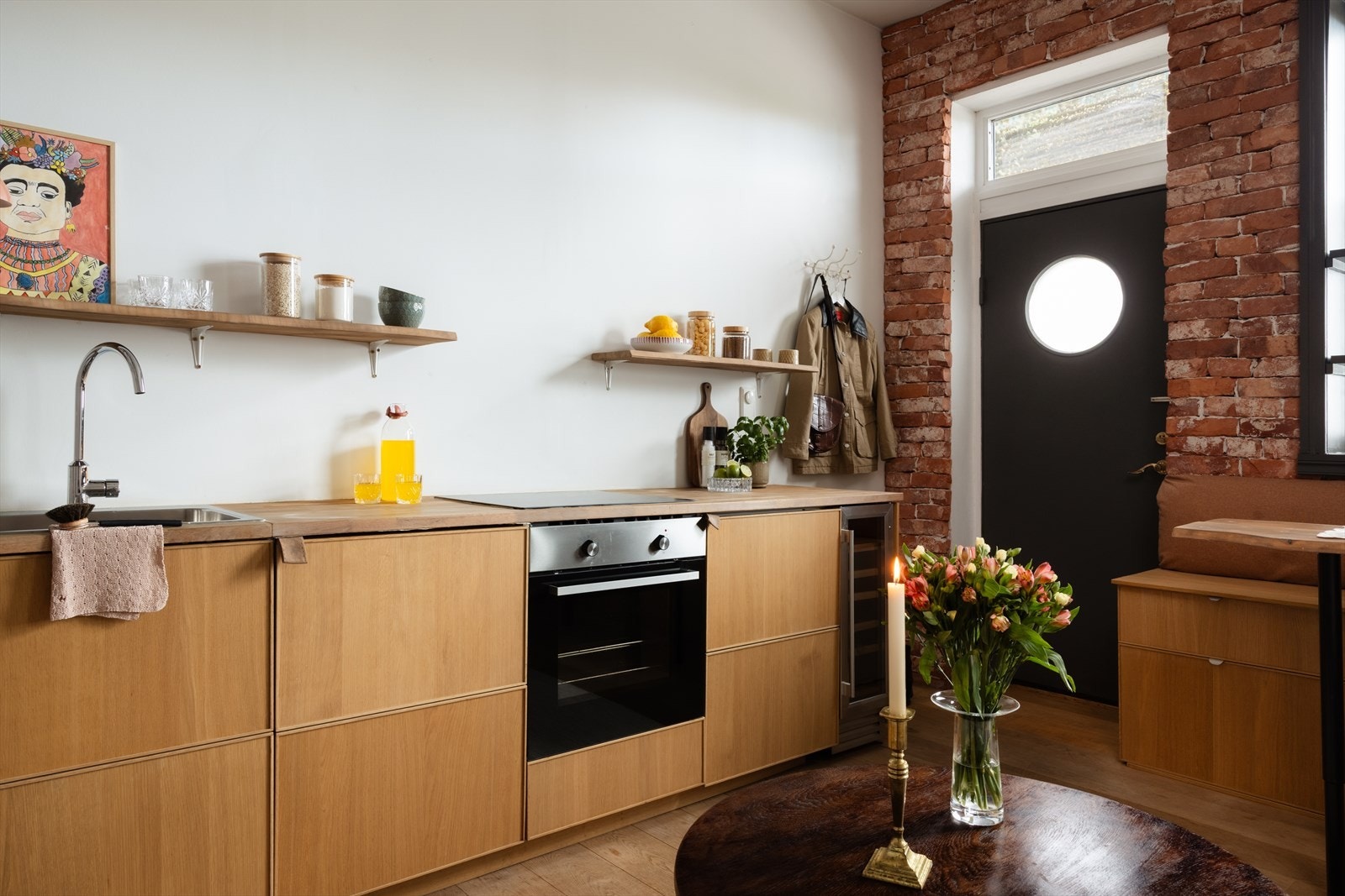 - Det er radiator i stuen som bidrar til en jevn og behagelig innetemperatur - Galleribilde