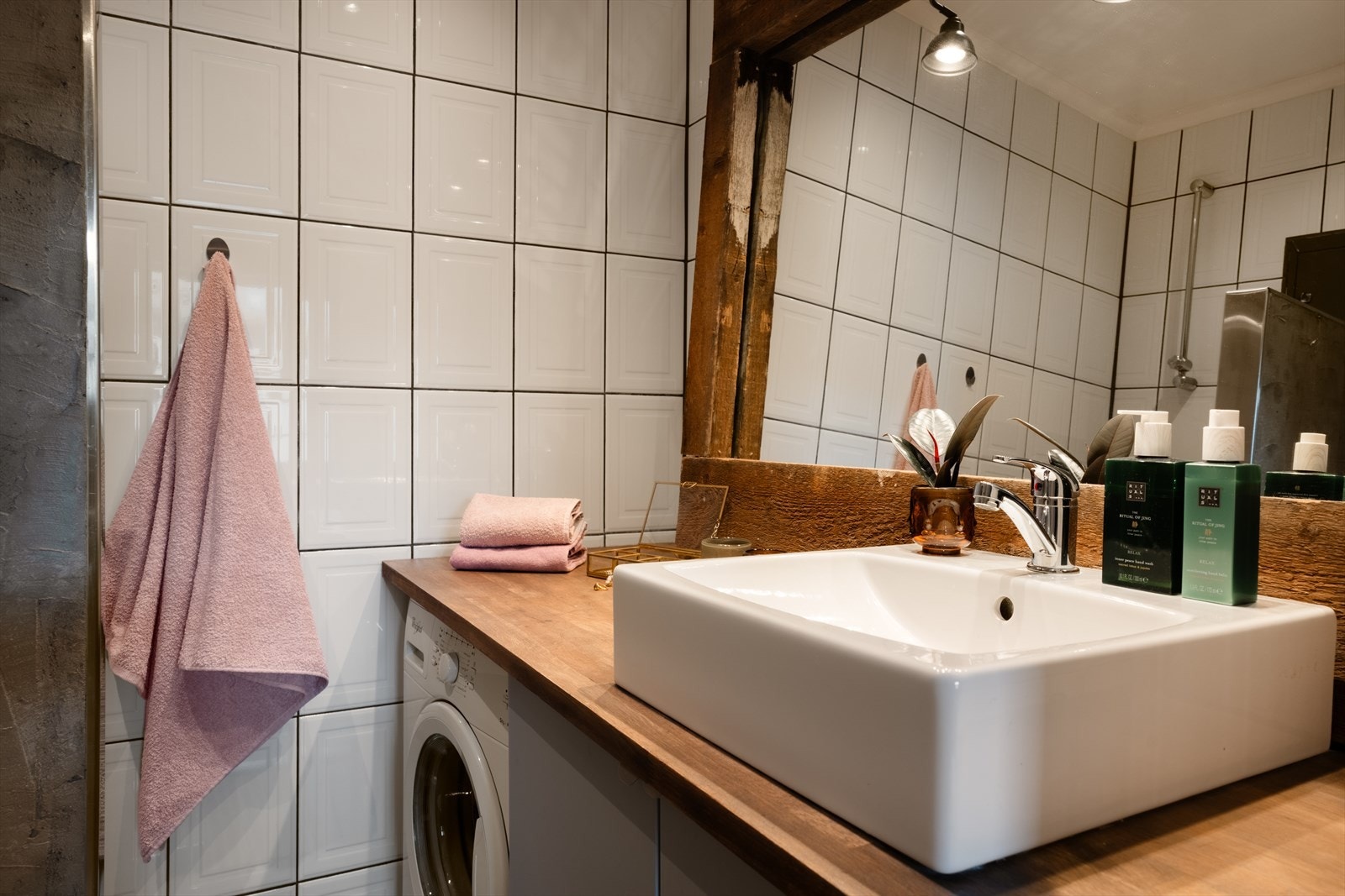 - Lyst helfliset bad med behagelig varme i gulv - Galleribilde