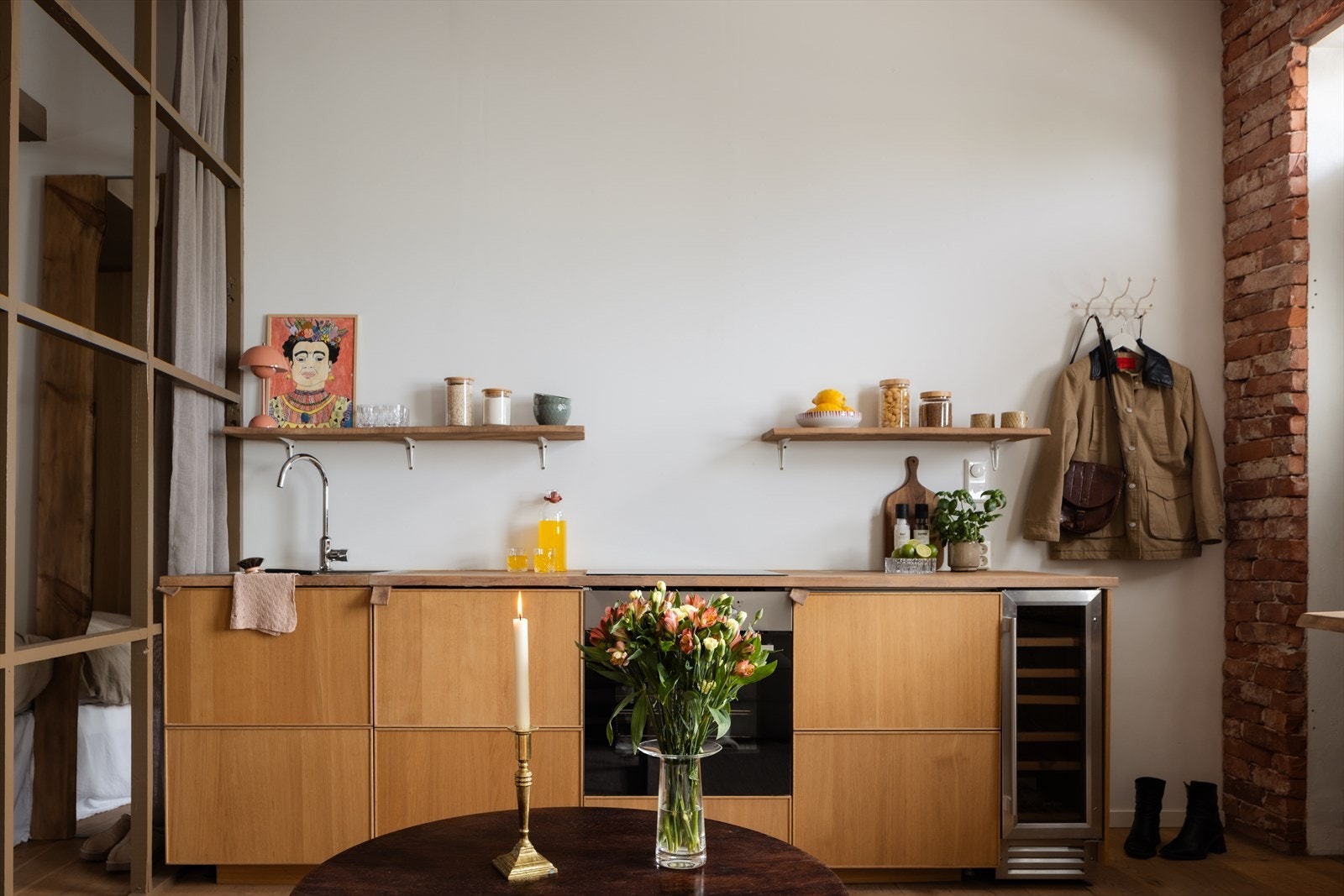 - Rålekker kjøkken fra IKEA med finérte eikefronter og benkeplate i heltre eik - Galleribilde