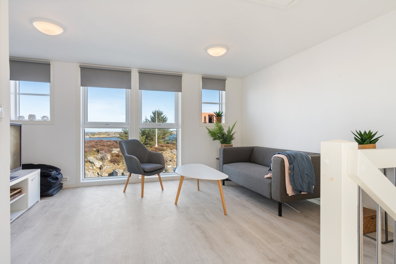 Den koselige loftstuen har god plass til sofagruppe og tv-møblement Galleribilde