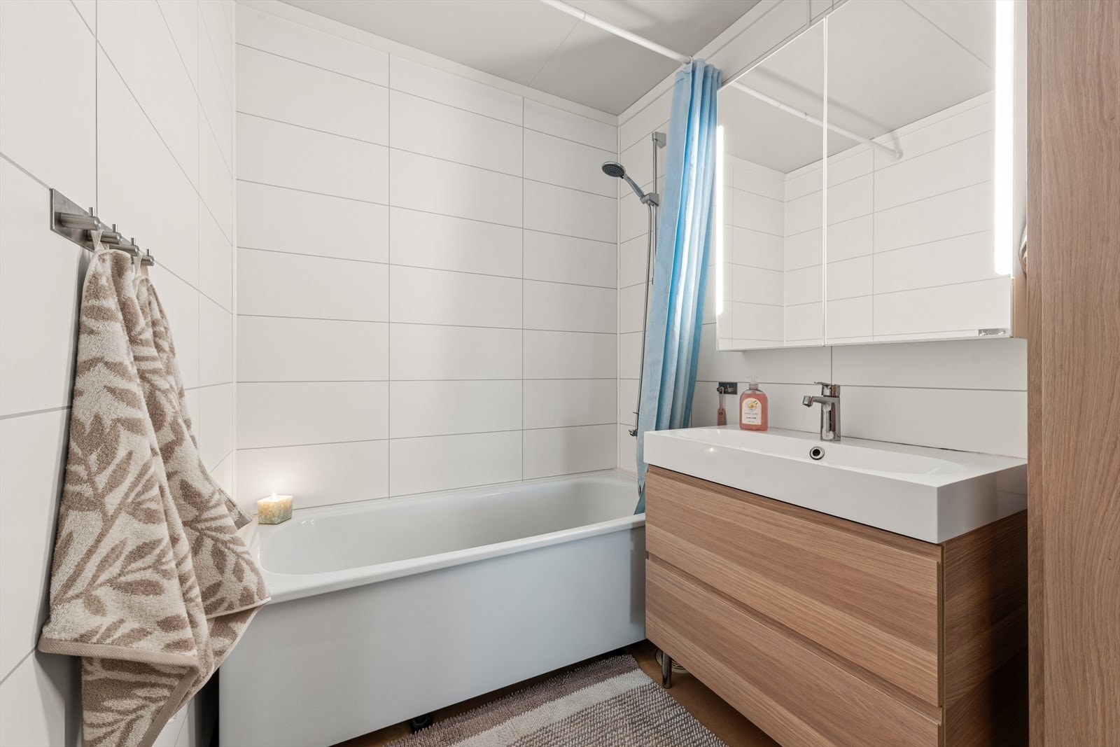 Badet har våtromsplater på vegger, montert ca. 2020 og vinylbelegg på gulv. Galleribilde