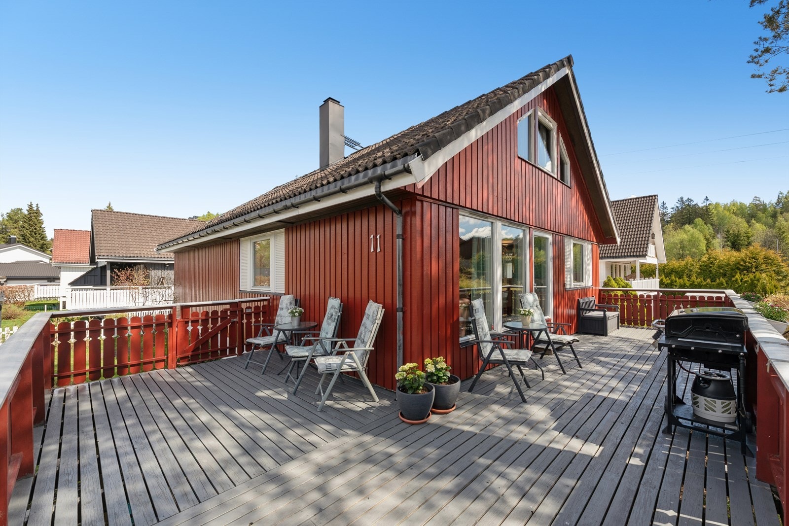 Den store terrassen på cirka 37 m² fungerer som en forlengelse av stuen på varme sommerdager. Terrassen er ikke godkjent, se mer pkt. ferdigattest. Galleribilde