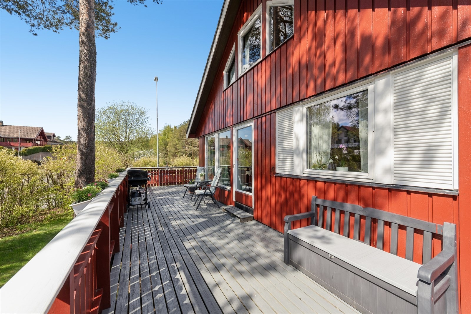 Stor terrasse som går rundt to av huset sider med god plass til å innrede i flere soner. Galleribilde