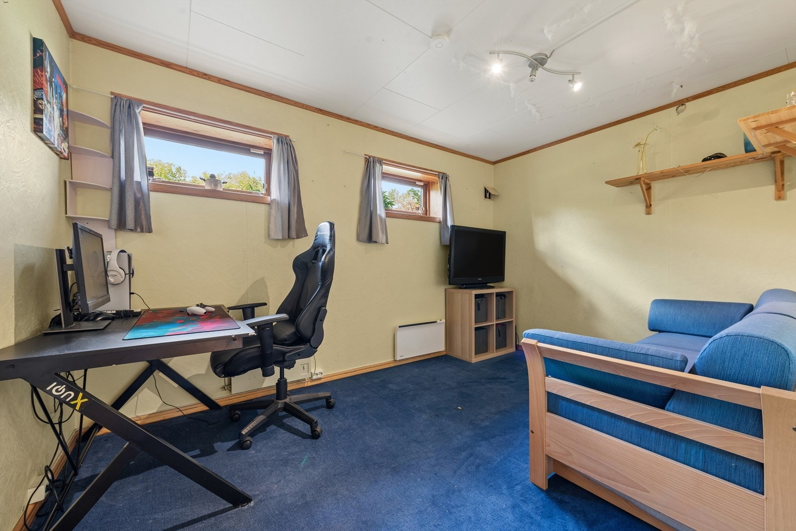 Rom i kjelleren er innredet som en kjellerstue - praktisk med barn eller ungdommer i hus. Rommet er ikke godkjent for varig opphold, se mer pkt. ferdigattest. Galleribilde
