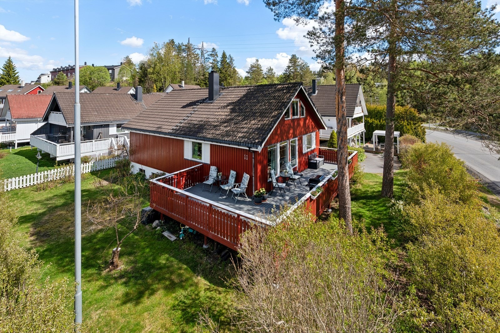 Eiendommen ligger i et etablert og rolig boligområde på Skårer, innerst i en rolig blindvei. Galleribilde